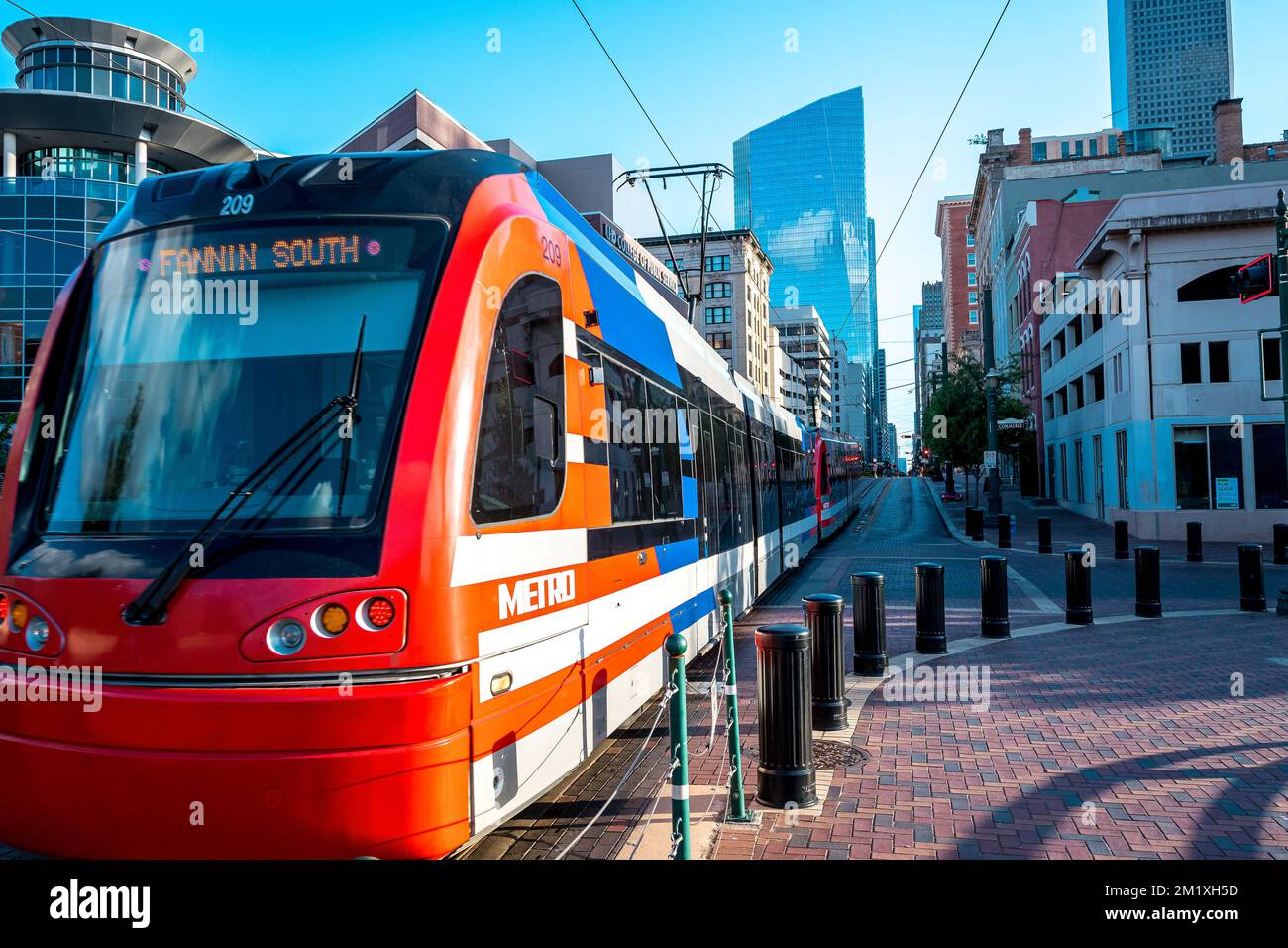 Houston, TX - 19. Mai 2018: Die Houston Metro fährt die Main Street in Houston, Texas entlang. Stockfoto