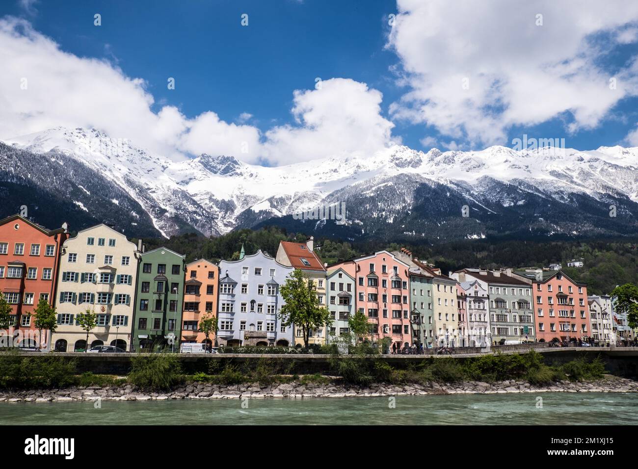 Bunte Häuserzeile am Innufer in Innsbruck Stockfoto