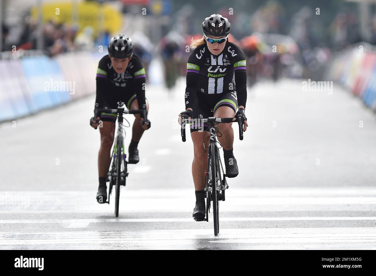 20150325 Uhr – WAREGEM, BELGIEN: Amy Pieters, wie sie beim Frauenrennen die Ziellinie beim 70.. Auflage des Radrennen „Dwars Door Vlaanderen“ überquert, 200km km von Roeselare nach Waregem, Mittwoch, 25. März 2015. BELGA FOTO LUC CLAESSEN Stockfoto