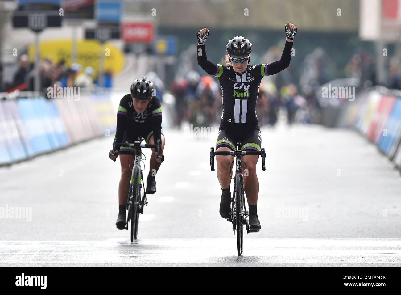 20150325 Uhr – WAREGEM, BELGIEN: Amy Pieters feiert, wie sie beim Frauenrennen die Ziellinie überquert, beim 70.. Auflage des Radrennen „Dwars Door Vlaanderen“, 200km km von Roeselare nach Waregem, Mittwoch, 25. März 2015. BELGA FOTO LUC CLAESSEN Stockfoto