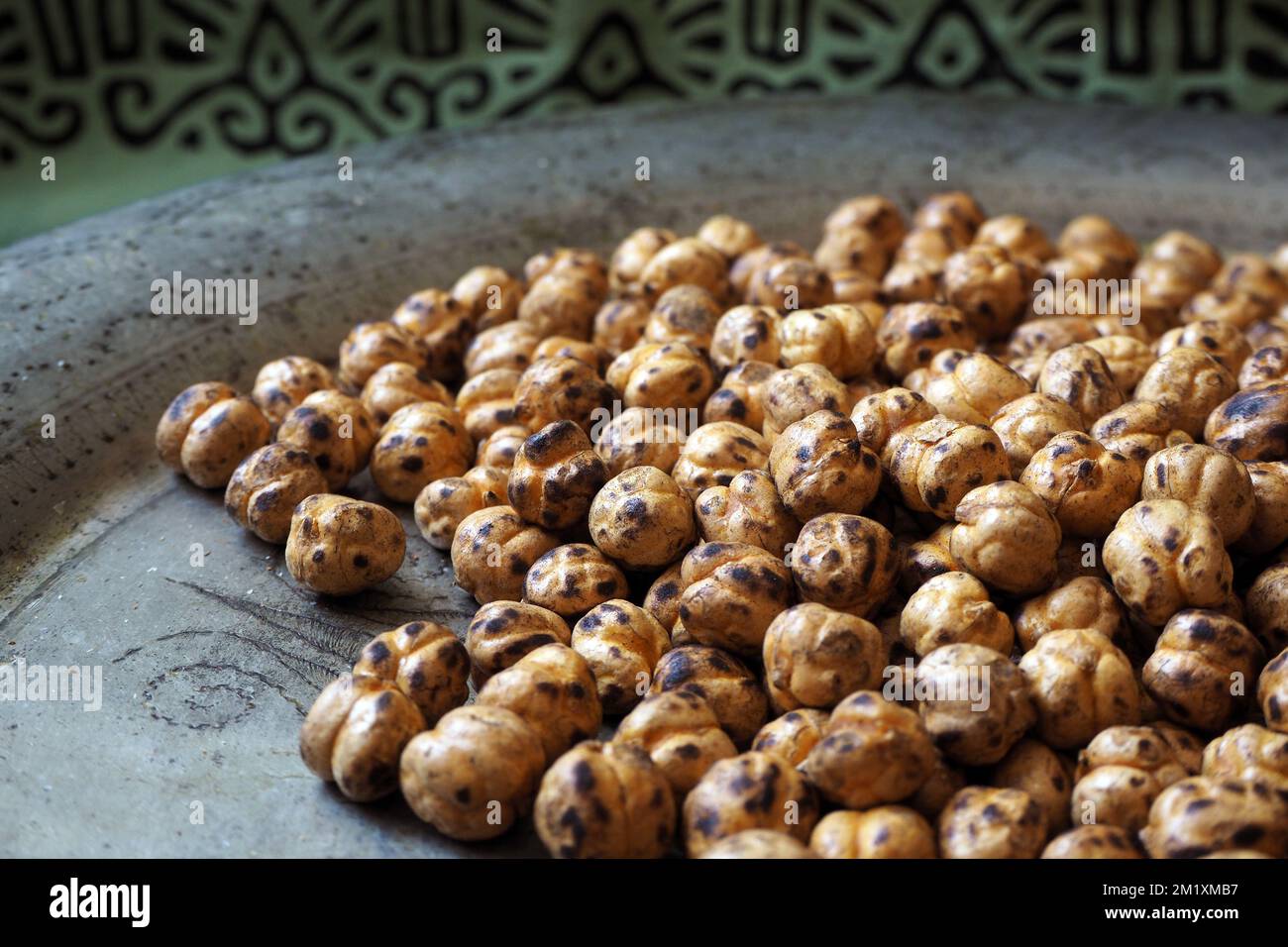 Türkischer Leblebi. Leblebi ist ein gesunder Snack aus gerösteten Kichererbsen. Leblebi, traditionelle türkische Nüsse (geröstete Kichererbse) mit lokalen Motiven Stockfoto