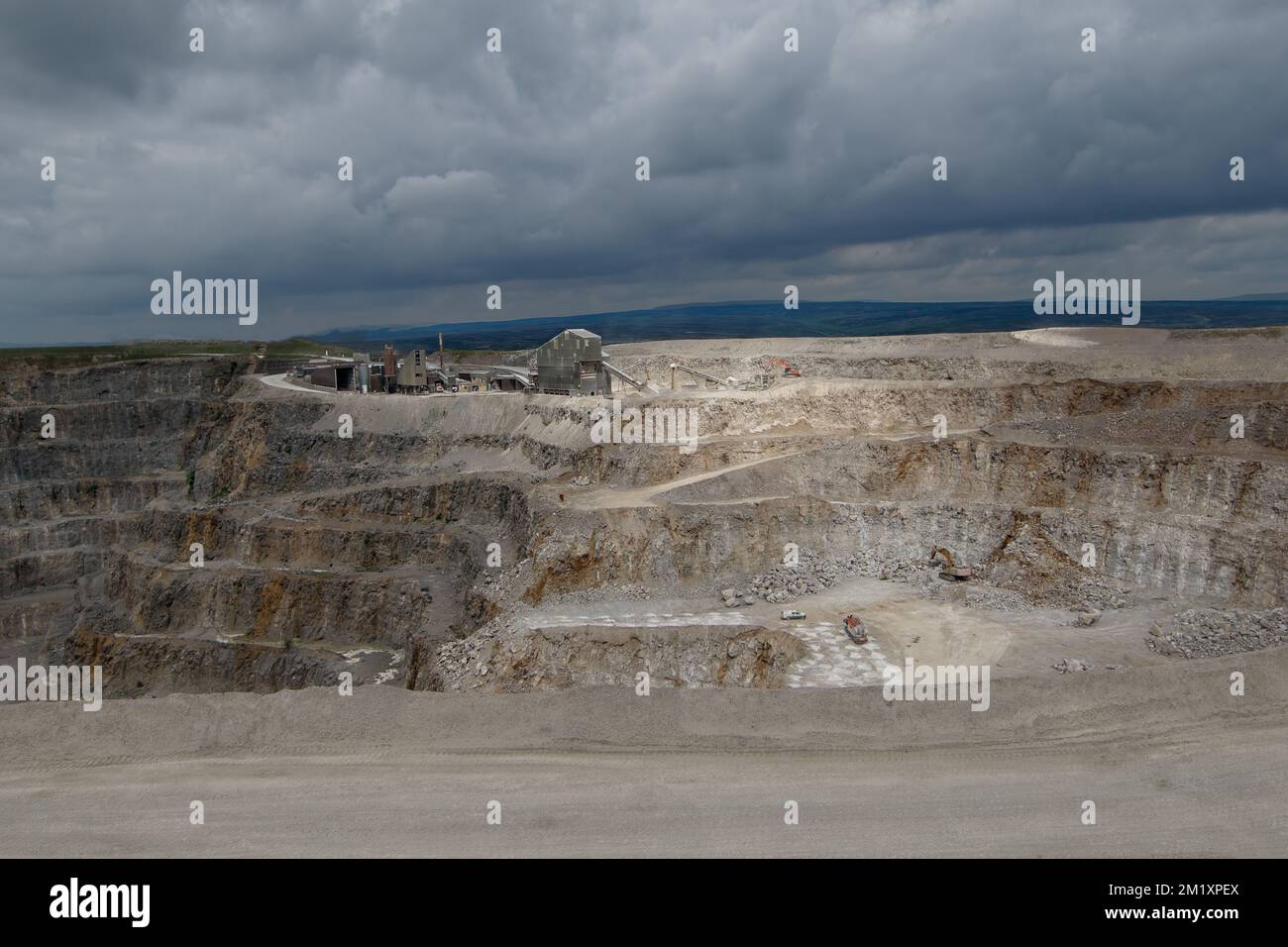 Coldstones Quarry mit Ausrüstung für die Verarbeitung von Kalkstein und das Graben des Steinbruchs, Nidderdale, North Yorkshire, England, Großbritannien. Stockfoto