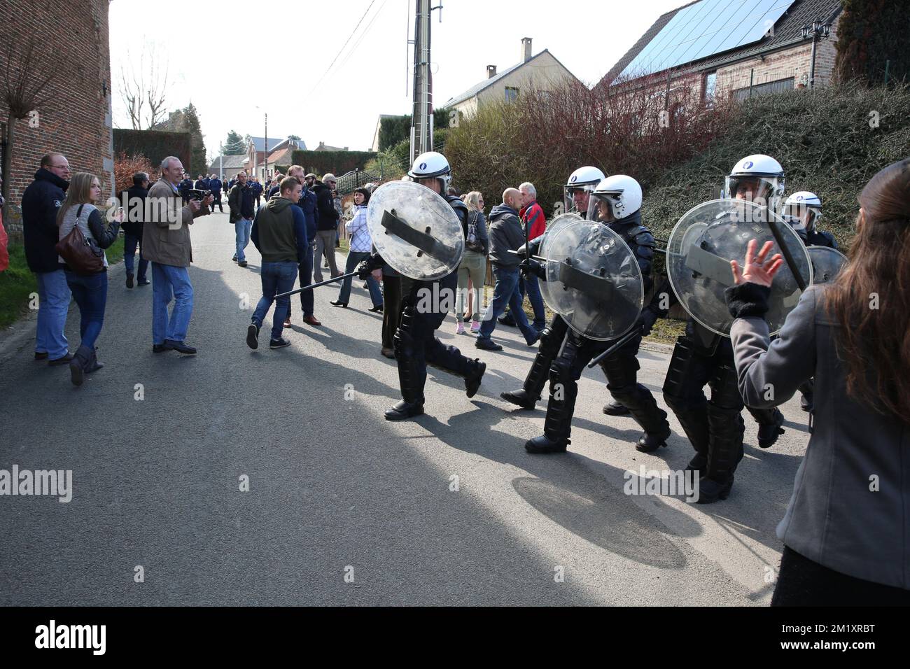 20150405 - FLORIFFOUX, BELGIEN: Abbildung zeigt einen Protest, organisiert von Laurent Louis im Haus des ehemaligen Richters Christian Panier, in Floriffoux, Namur, Sonntag, den 05. April 2015. Michelle Martin, Ex-Frau von Marc Dutroux, wird bei Panier wohnen, nachdem die Nonnen des Klosters der "Armen Clares" (Clarisses - Arme Klaren) in Malonne ausziehen. Martin wurde zu 30 Jahren Haft verurteilt, aber nach 16 Jahren Haft freigelassen. BELGA FOTO NICOLAS MAETERLINCK Stockfoto