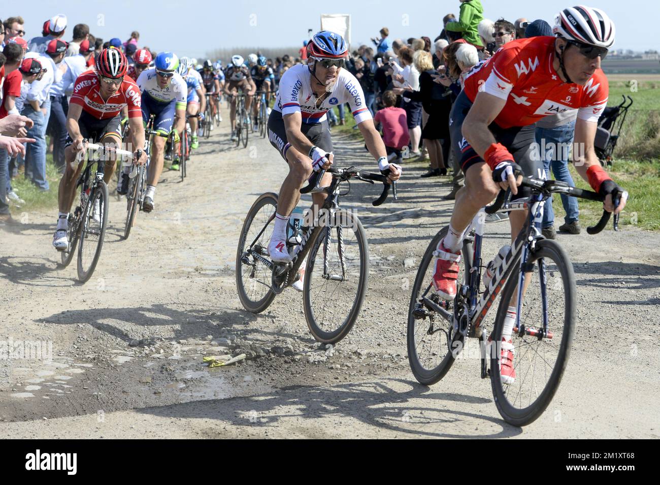 Belgischer Jurgen Roelandts von Lotto - Soudal, tschechischer Zdenek Stybar von Team Ettix - Quick-Step und Schweizer Martin Elmiger von IAM Cycling, abgebildet während des eintägigen Radrennen „Paris-Roubaix“, 253,5 km von Compiegne zum Velodrome in Roubaix, Sonntag, 12. April 2015. Stockfoto