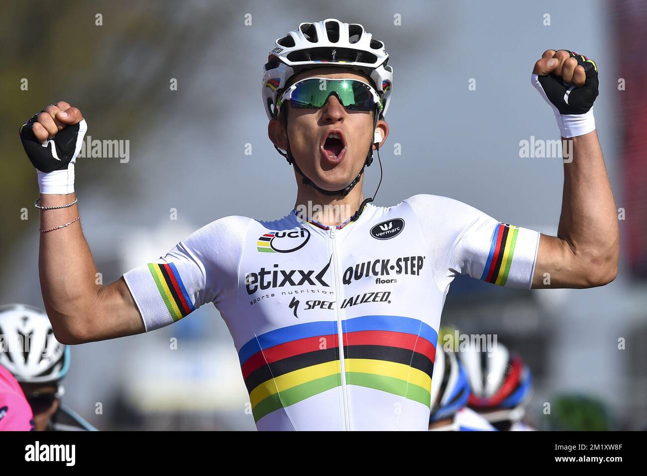 Der polnische Weltmeister Michal Kwiatkowski vom Team Ettix – Quick-Step feiert, dass er die Ziellinie überquert und die 50.. Ausgabe des Amstel Gold-Rennens 258km von Maastricht bis Berg en Terblijt, Niederlande, am Sonntag, den 19. April 2015 gewinnt. Stockfoto