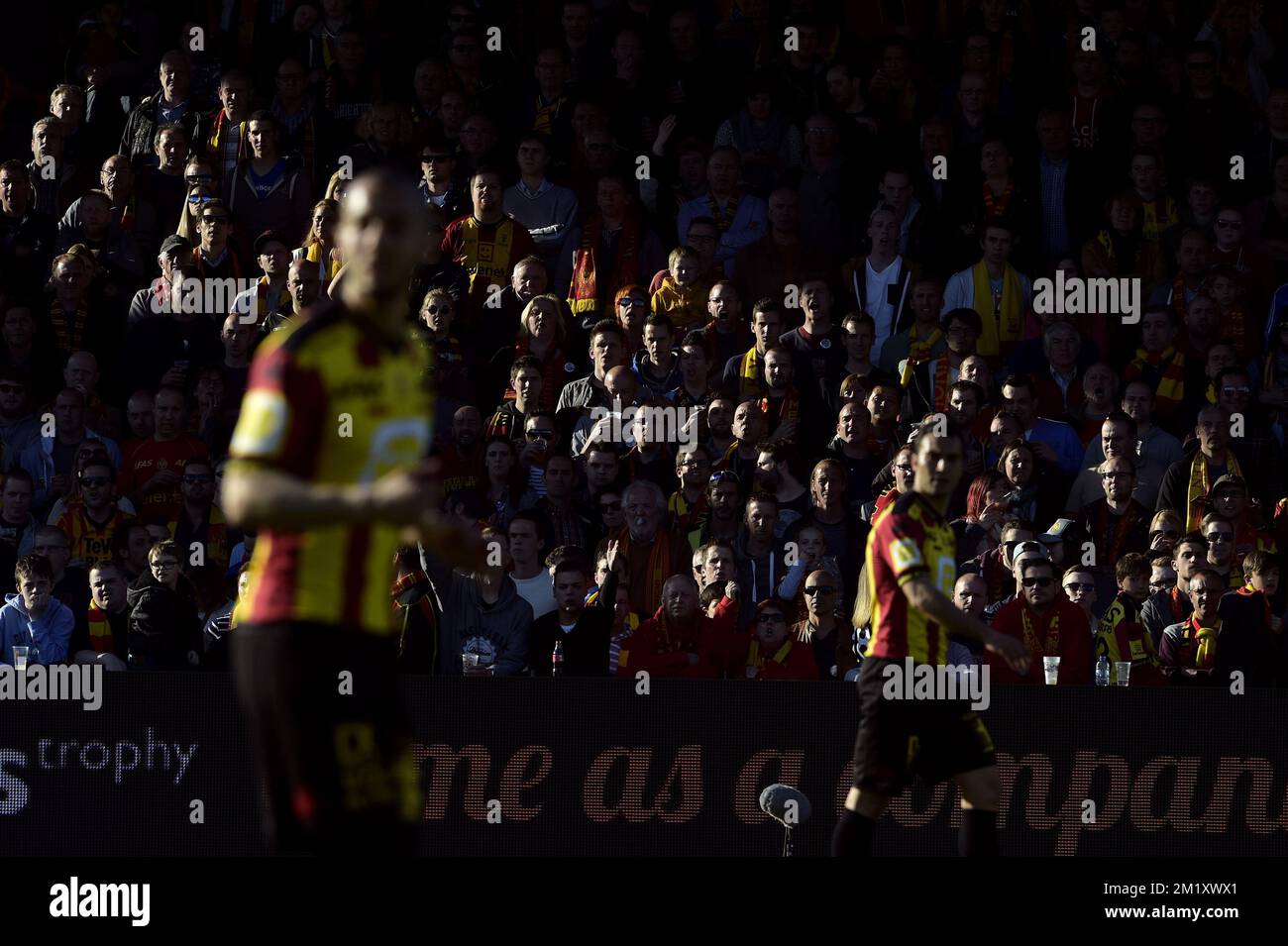 20150418 Uhr – MECHELEN, BELGIEN: Mechelens Fans während des Jupiler Pro League-Spiels zwischen KV Mechelen und KRC Genk, am Samstag, den 18. April 2015, am dritten Tag der Gruppe A des Play-off-Spiels 2 in Mechelen. BELGA FOTO YORICK JANSENS Stockfoto