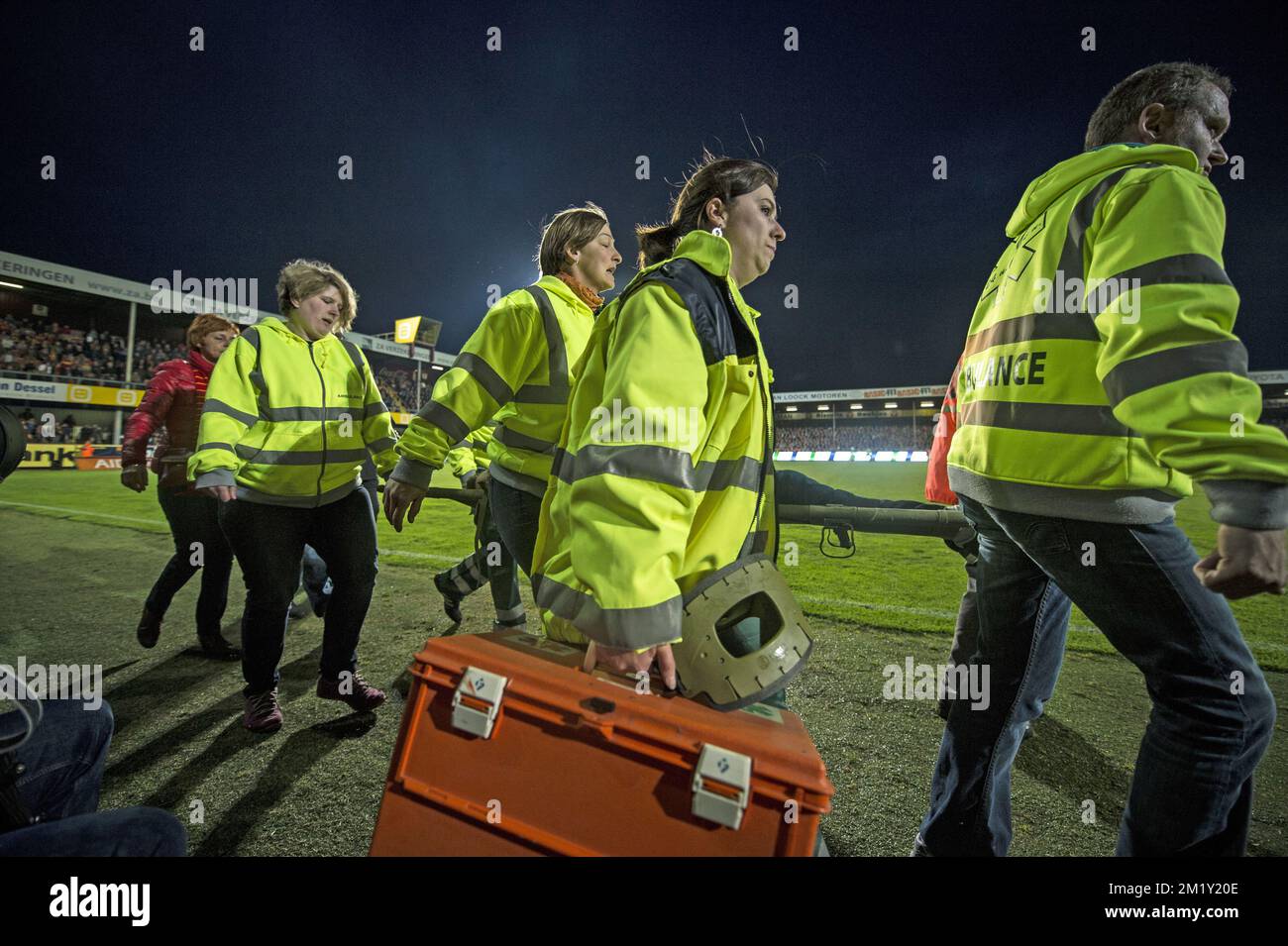 20150502 - MECHELEN, BELGIEN: Abbildung zeigt das medizinische Personal beim Jupiler Pro League-Spiel zwischen KV Mechelen und Zulte Waregem, in Mechelen, Samstag, 02. Mai 2015, am fünften Tag der Gruppe A Play-off 2. BELGA FOTO JASPER JACOBS Stockfoto