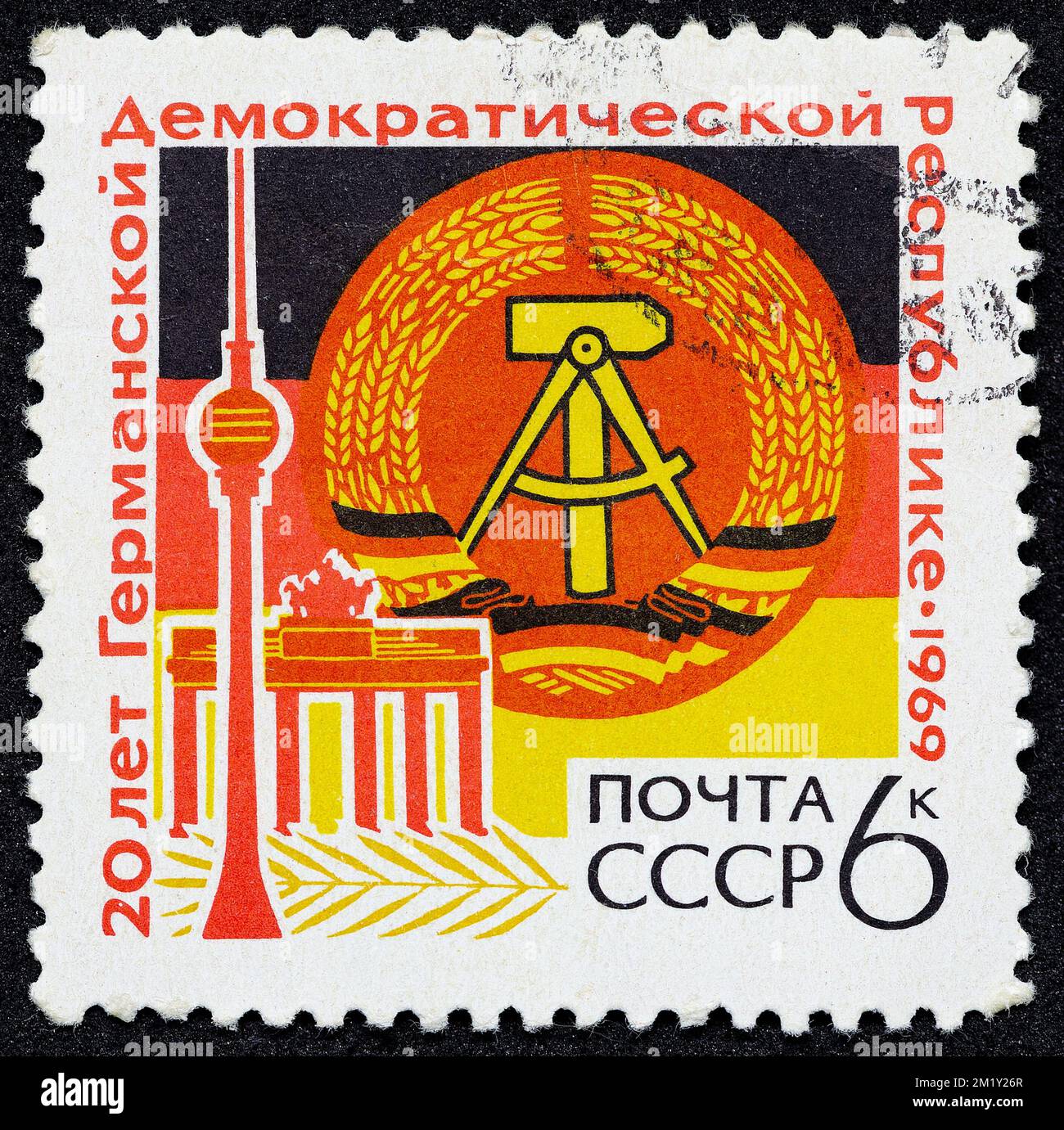 UdSSR - CA. 1969: Briefmarke 6 Kopeck gedruckt in der Sowjetunion zeigt Waffen der DDR, Brandenburger Tor, Ostankino-Turm. Briefmarkenserie gewidmet Stockfoto