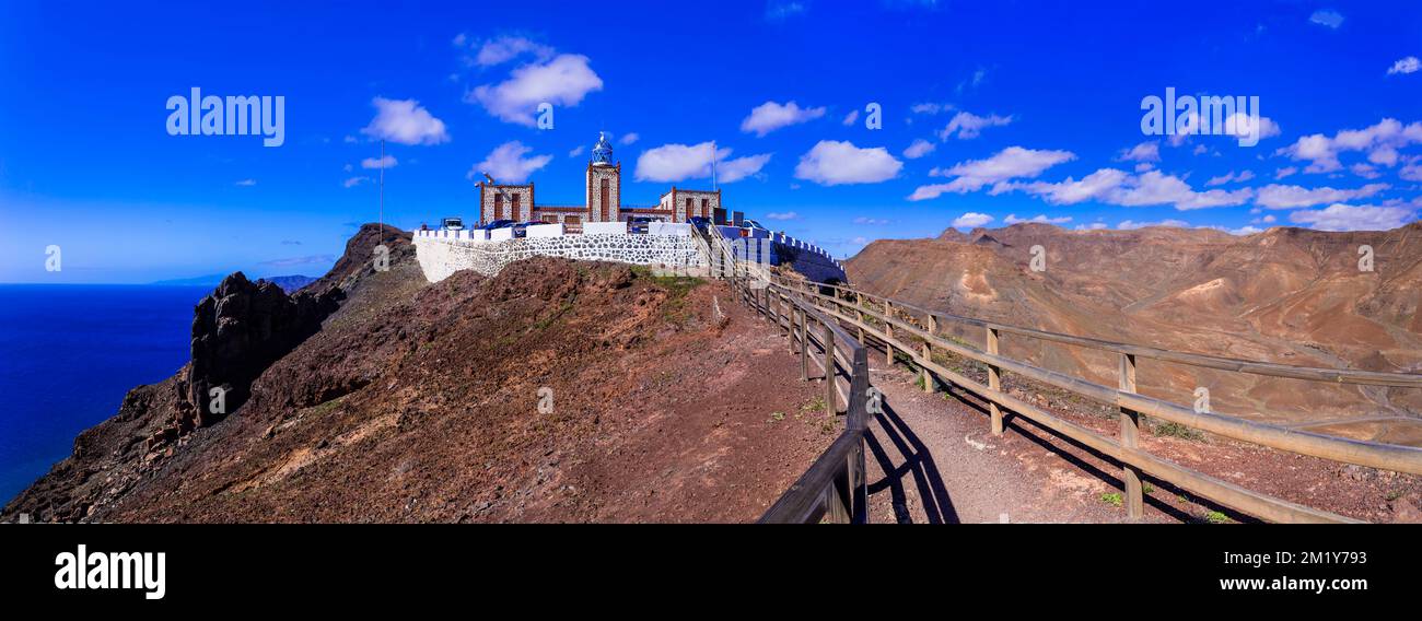 Malerische Leuchttürme von Fuerteventura, Kanarische Inseln. Beeindruckendes Faro de la Entallada mit atemberaubendem Meerblick Stockfoto