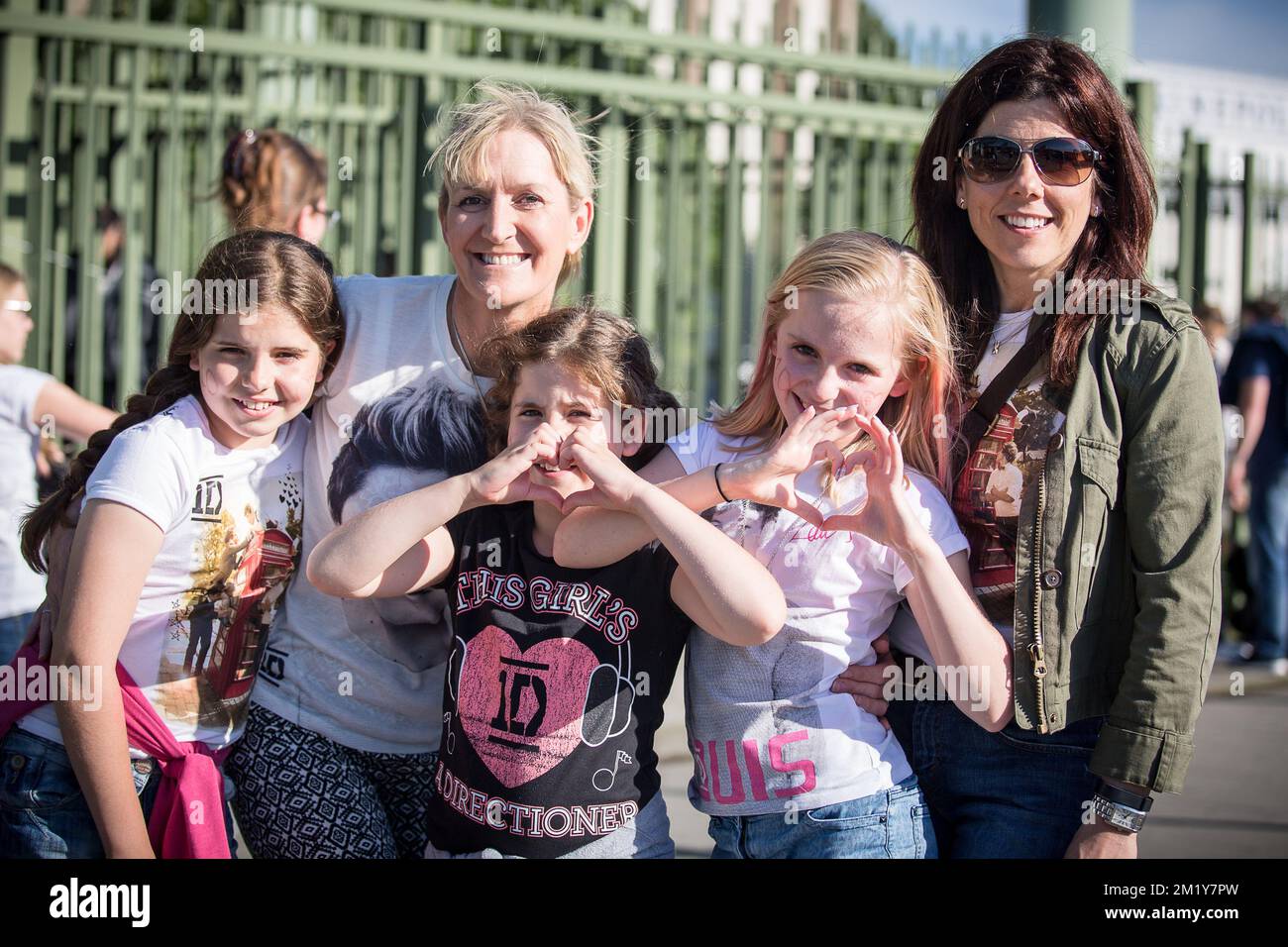 20150613 Uhr – BRÜSSEL, BELGIEN: Abbildung zeigt One-Direction-Fans vor dem Konzert der englisch-irischen Popboy-Band One Direction am Samstag, den 13. Juni 2015 in Brüssel. BELGA FOTO SISKA GREMMELPREZ Stockfoto