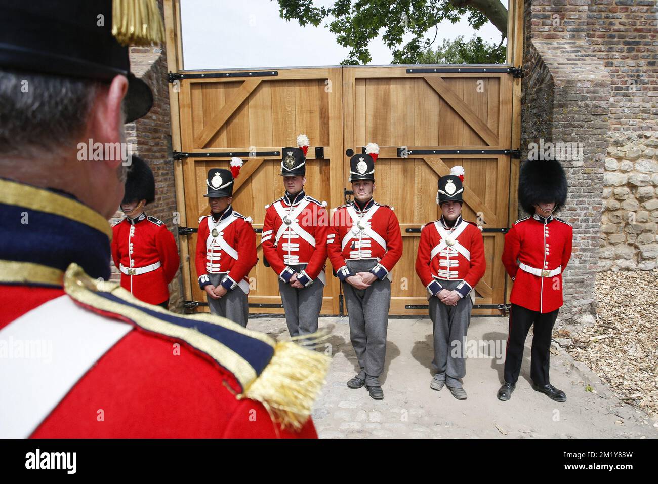 20150617 - WATERLOO, BELGIEN: Das Bild zeigt die Einweihung der Gedenkstätte "Ferme d'Hougoumont" (der Bauernhof Hougoumont - De boerderij van Hougoumont), die Teil der gedenkstätte des Zweitjahrs der Schlacht von Waterloo am Mittwoch, den 17. Juni 2015 in Waterloo ist. Die Farm war einer der wichtigsten Orte während der „Bataille de Waterloo“ am 18. 1815. Juni, deren 200.. Jahrestag in diesem Jahr gefeiert wird. Etwa 5.000 Reendarsteller, 300 Pferde und 100 Kanonen werden die legendäre Schlacht rekonstruieren, in der der Herzog von Wellington einen endgültigen Sieg über den französischen Kaiser Napoleon errungen hat Stockfoto