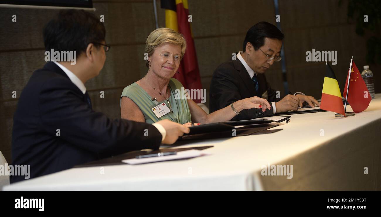 20150625 UHR - SHANGHAI, CHINA: Anne De Paepe von der Universität von Gent und Shanghai Institute of Biological Science (sibs) und Ni Fudi, Zhang Jie von der Shanghai Jiao Tong University (sjtu), abgebildet während einer Unterzeichnungszeremonie in Shanghai am sechsten Tag eines königlichen Besuchs in China, Donnerstag, den 25. Juni 2015, in China. BELGA FOTO YORICK JANSENS Stockfoto