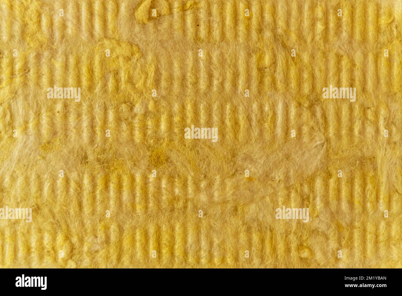 Mineral-Steinwolle liegt auf Dachgeschoss im Haus im Bau. Stockfoto