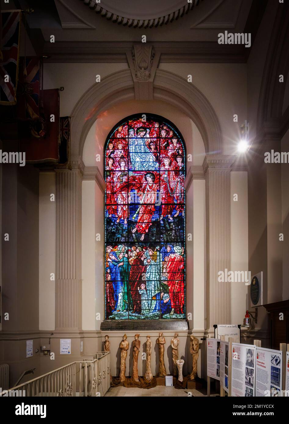 Das Innere der St. Philip's Cathedral, Colmore Row, Birmingham, West Midlands, England, mit Buntglas von Edward Burne-Jones Stockfoto