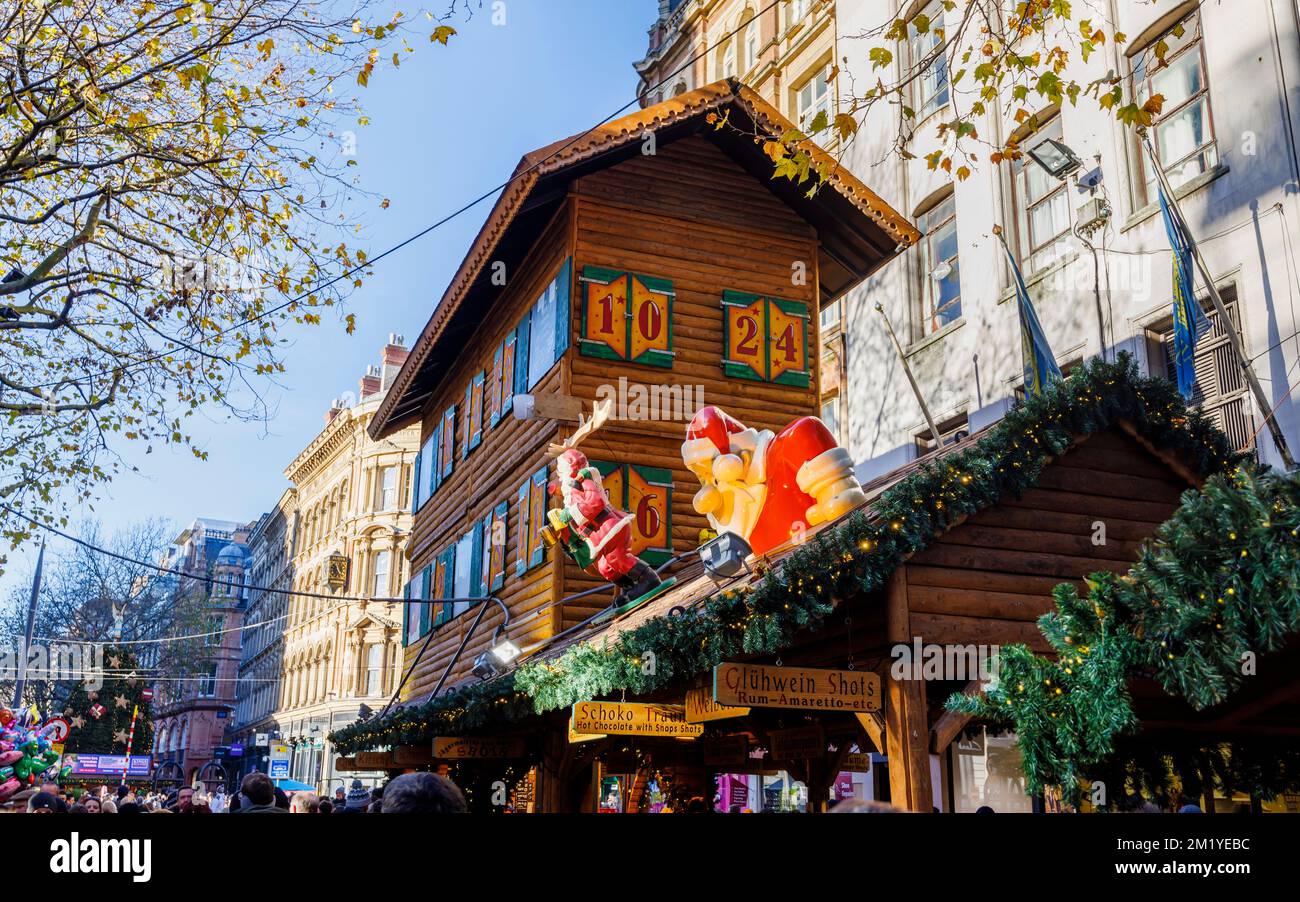 Der jährliche Frankfurter Weihnachtsmarkt und Lichter im Stadtzentrum von Birmingham, West Midlands, England, im Winter Stockfoto