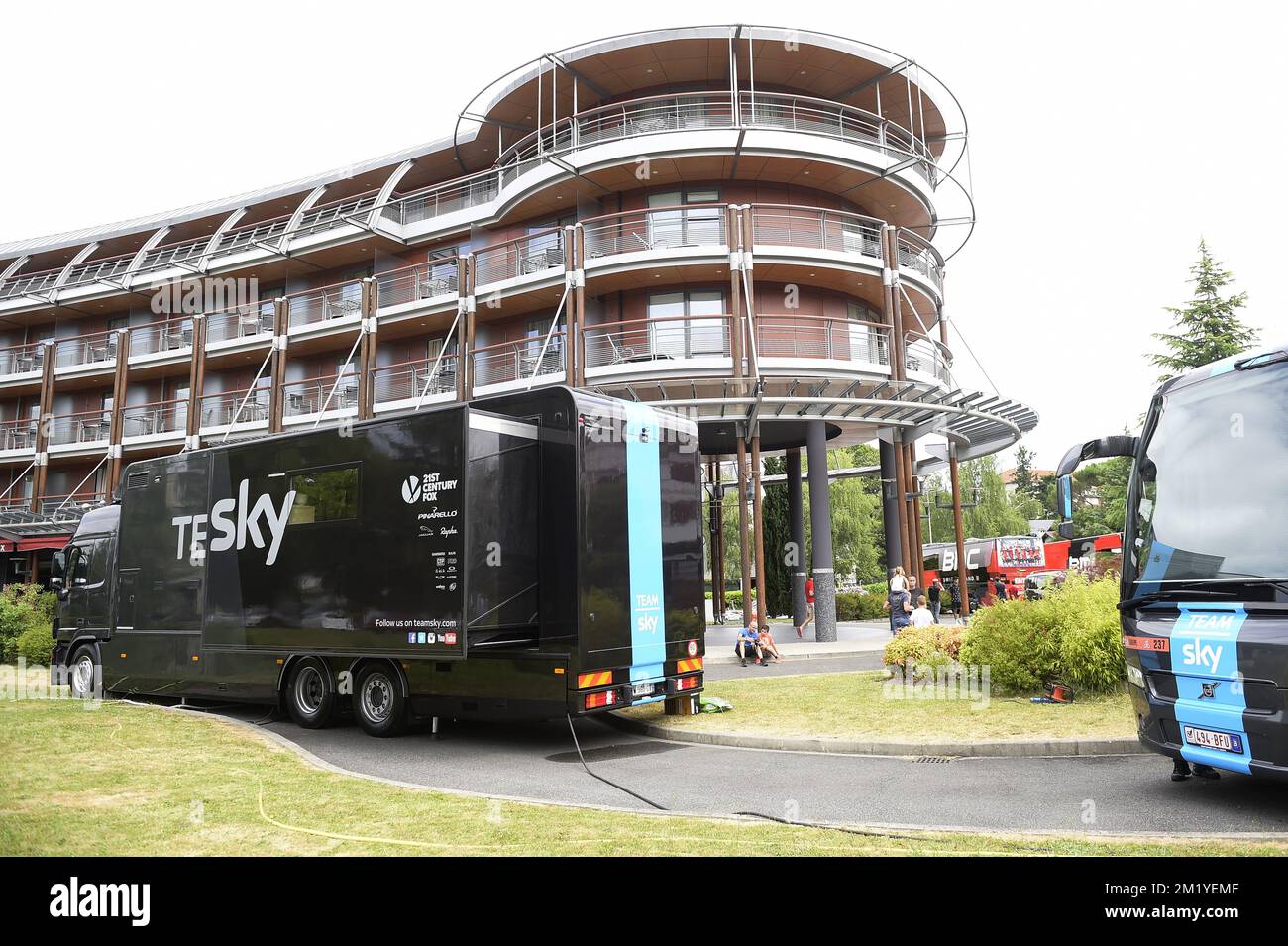 Abbildung zeigt die Team Sky Trucks im Hotel Parc Beaumont am ersten Ruhetag der 2015. Ausgabe des Radrennen Tour de France, Montag, den 13. Juli 2015 in Pau, Frankreich. Stockfoto