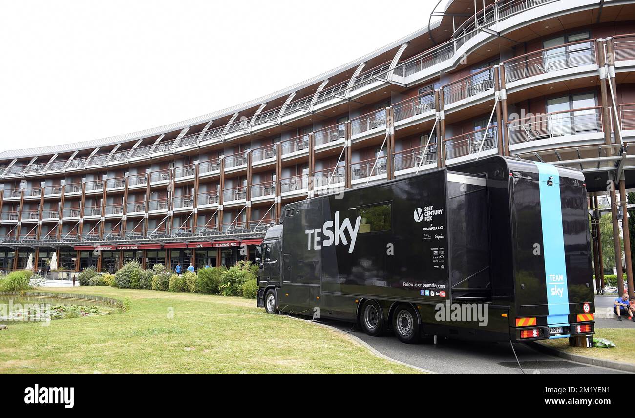 Abbildung zeigt die Team Sky Trucks im Hotel Parc Beaumont am ersten Ruhetag der 2015. Ausgabe des Radrennen Tour de France, Montag, den 13. Juli 2015 in Pau, Frankreich. Stockfoto