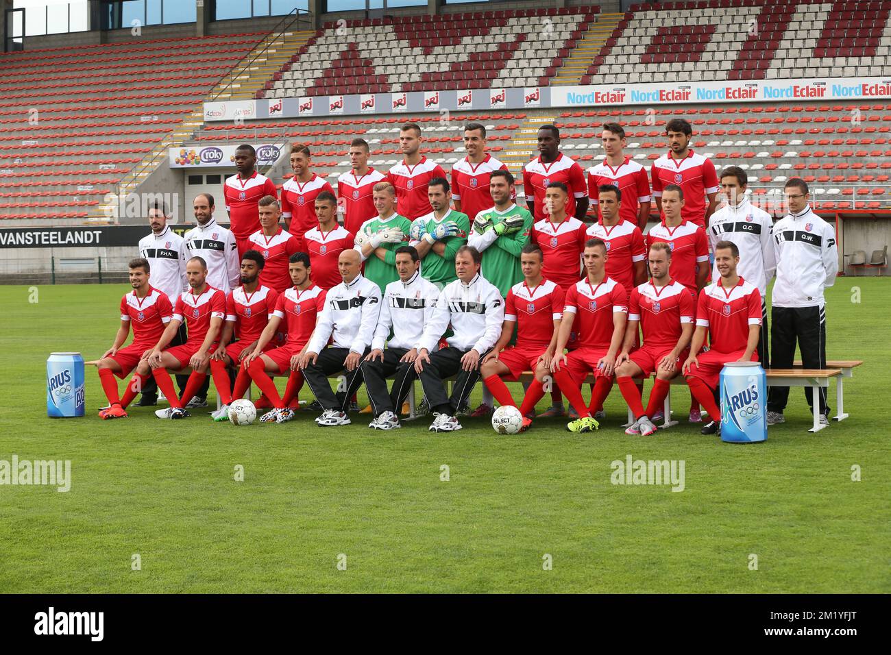 (Hintere Reihe L-R) 20 Aristote Nkaka Bazunga, Luigi Vaccaro, Dimitri Mohamed, Emir Dautovic, Noe Dusenne, Teddy Mezague, Marin Jakolis, Thibault Peyre (mittlere Reihe L-R) Guillaume Sory, Assistenztrainer Laurent Demol, Keeper Trainer Hans Galje, Mickael Tirpan, Yaya Boumediene, Thibaut Rausin, Ofir Marciano, Theo Defourny , Selim Amallah, Filip Markovic, Julian Michel, Olivier Croes, Quentin Walcarius, P.H Nuttin, (vordere Reihe L-R): Frederic Ferreira Maciel, Pieter-Jan Monteyne, Tristan Dingome, Anice Badri, Manager Roland Louf, vorsitzender Edward Van Daele, Cheftrainer Cedomir Janevsk Stockfoto