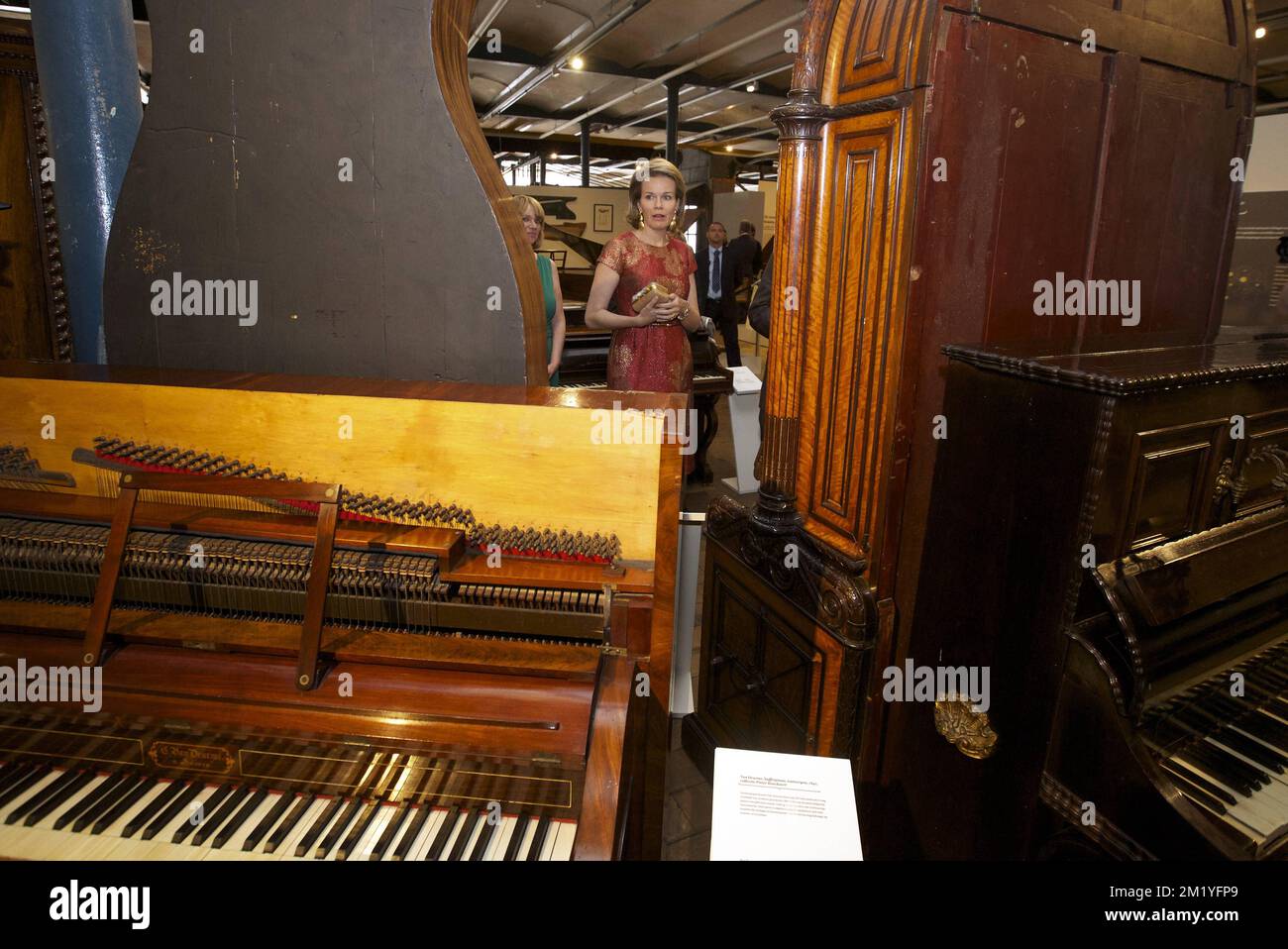 Königin Mathilde von Belgien (C), abgebildet bei einem königlichen Besuch im Museum über Industrie, arbeid en textiel MIAT (Museum über Industrie, Arbeit und Textil) in Gent, Donnerstag, den 16. Juli 2015. Stockfoto