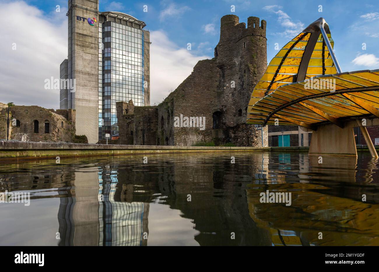 Editorial SWANSEA, UK - 08. DEZEMBER 2018: Der British Telecom Tower, die Blattskulptur und das Schloss im Schlossplatz in Swansea City, Großbritannien Stockfoto