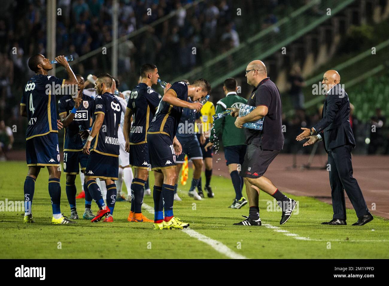 20150806 - LÜTTICH, BELGIEN: Die Spieler von Standard wurden während eines Rückspiels der dritten Vorrunde der UEFA Europa League zwischen dem bosnischen Fußballverein FK Zeljeznicar und der belgischen Fußballmannschaft Standard de Liege im Asim Ferhatovic Hase Stadium in Sarajevo, Bosnien und Herzegowina, am Donnerstag, den 06. August 2015, abgebildet. Standard gewann die erste Etappe 2-1. BELGA FOTO LAURIE DIEFFEMBACQ Stockfoto