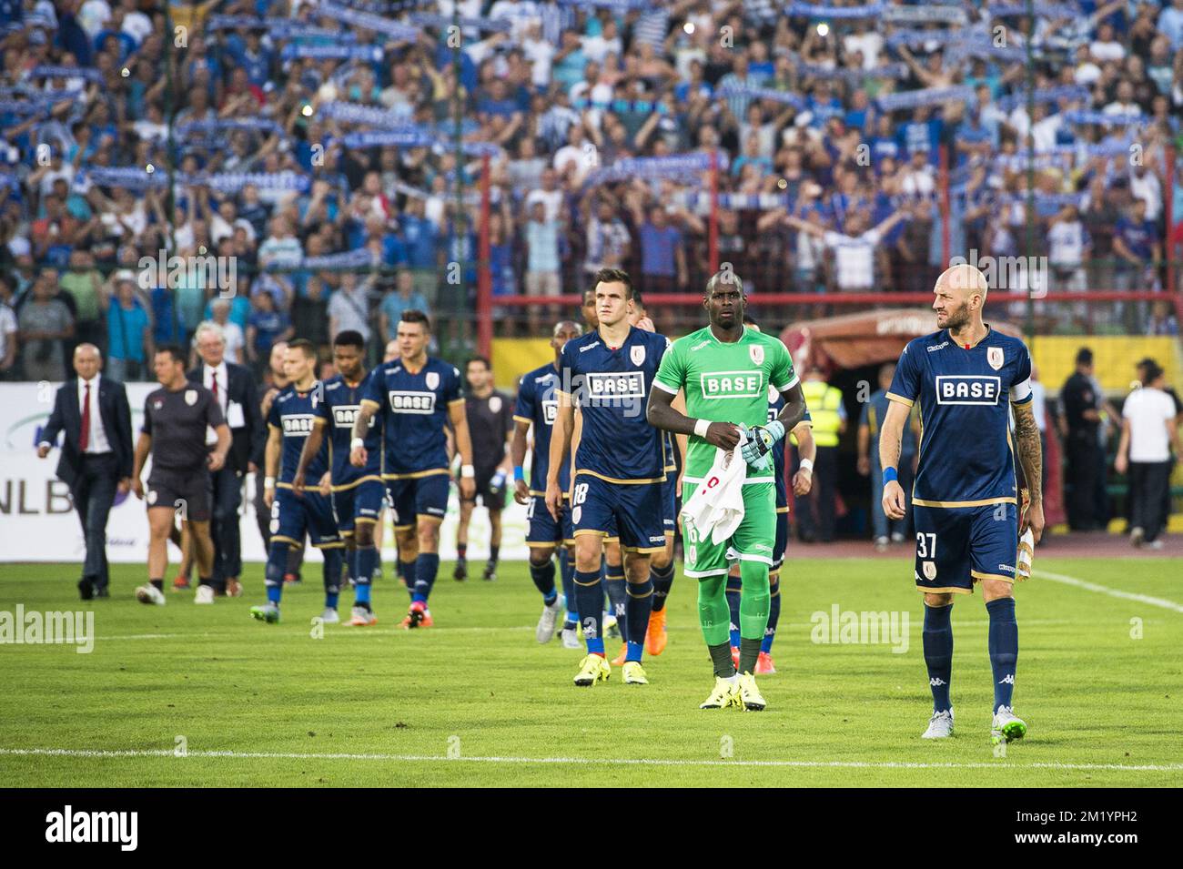 20150806 - LÜTTICH, BELGIEN: Standard's Ivan Santini, Torwart Yohann Thuram von Standard und Jelle Van Damme von Standard bildeten zu Beginn eines Rückspieles der dritten Vorrunde der UEFA Europa League zwischen dem bosnischen Fußballverein FK Zeljeznicar und der belgischen First League-Fußballmannschaft Standard de Liege im Asim Ferhatovic Hase Stadium In Sarajewo, Bosnien und Herzegowina, Donnerstag, den 06. August 2015. Standard gewann die erste Etappe 2-1. BELGA FOTO LAURIE DIEFFEMBACQ Stockfoto