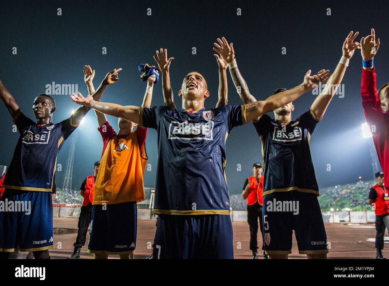 20150806 - LÜTTICH, BELGIEN: Anthony Knockaert von Standard feiert nach dem Gewinn eines Rückspiels der dritten Vorrunde des UEFA Europa League-Wettbewerbs zwischen dem bosnischen Fußballverein FK Zeljeznicar und dem belgischen Fußballteam Standard de Liege im Asim Ferhatovic Hase-Stadion in Sarajevo, Bosnien und Herzegowina, Donnerstag, den 06. August 2015. Standard gewann die erste Etappe 2-1. BELGA FOTO LAURIE DIEFFEMBACQ Stockfoto