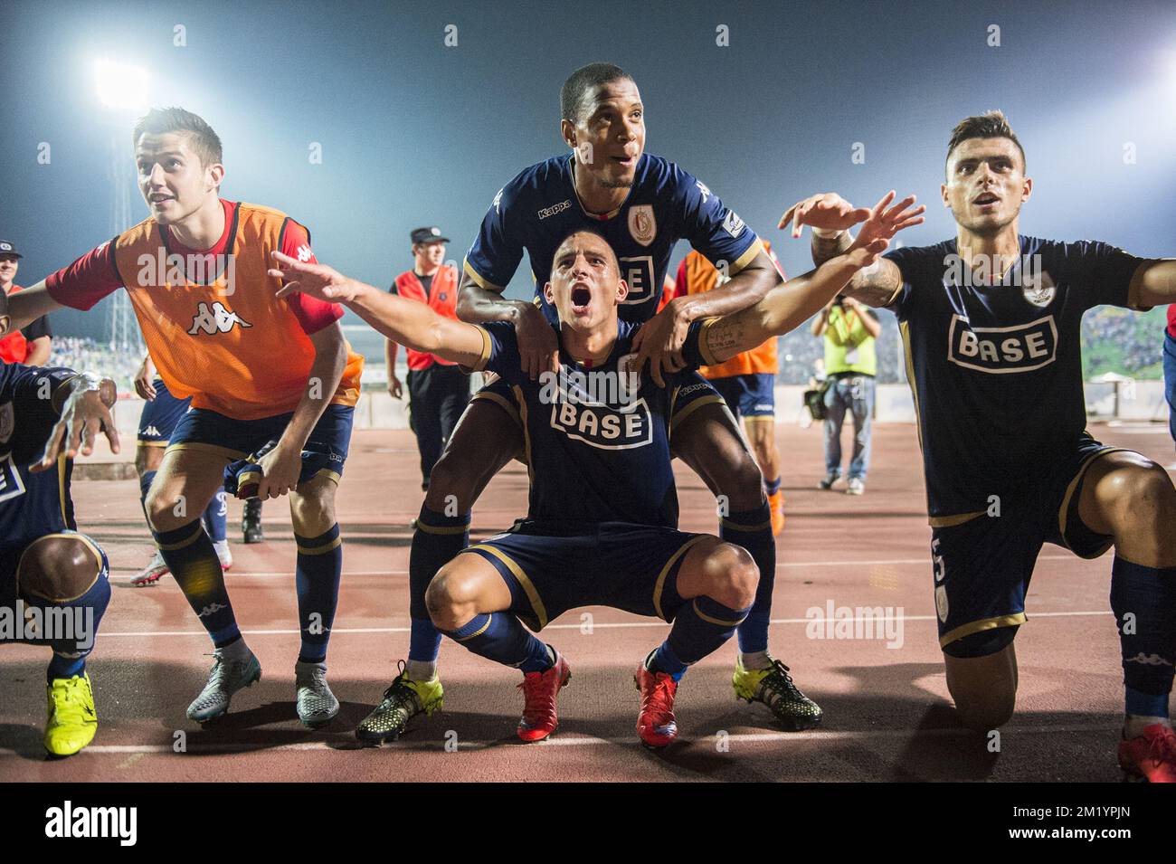 20150806 - LÜTTICH, BELGIEN: Anthony Knockaert von Standard und Ricardo Faty von Standard feiern nach dem Gewinn eines Rückspiels der dritten Vorrunde des UEFA Europa League-Wettbewerbs zwischen dem bosnischen Fußballverein FK Zeljeznicar und dem belgischen Fußballteam Standard de Liege im Asim Ferhatovic Hase Stadium in Sarajevo, Bosnien und Herzegowina, Donnerstag, den 06. August 2015. Standard gewann die erste Etappe 2-1. BELGA FOTO LAURIE DIEFFEMBACQ Stockfoto