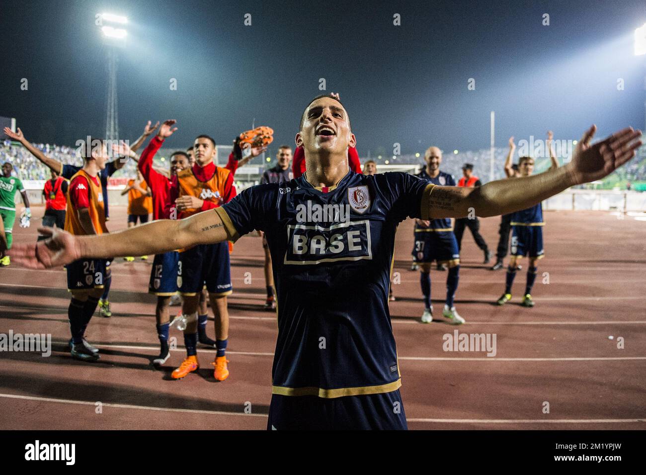 20150806 - LÜTTICH, BELGIEN: Anthony Knockaert von Standard feiert nach dem Gewinn eines Rückspiels der dritten Vorrunde des UEFA Europa League-Wettbewerbs zwischen dem bosnischen Fußballverein FK Zeljeznicar und dem belgischen Fußballteam Standard de Liege im Asim Ferhatovic Hase-Stadion in Sarajevo, Bosnien und Herzegowina, Donnerstag, den 06. August 2015. Standard gewann die erste Etappe 2-1. BELGA FOTO LAURIE DIEFFEMBACQ Stockfoto