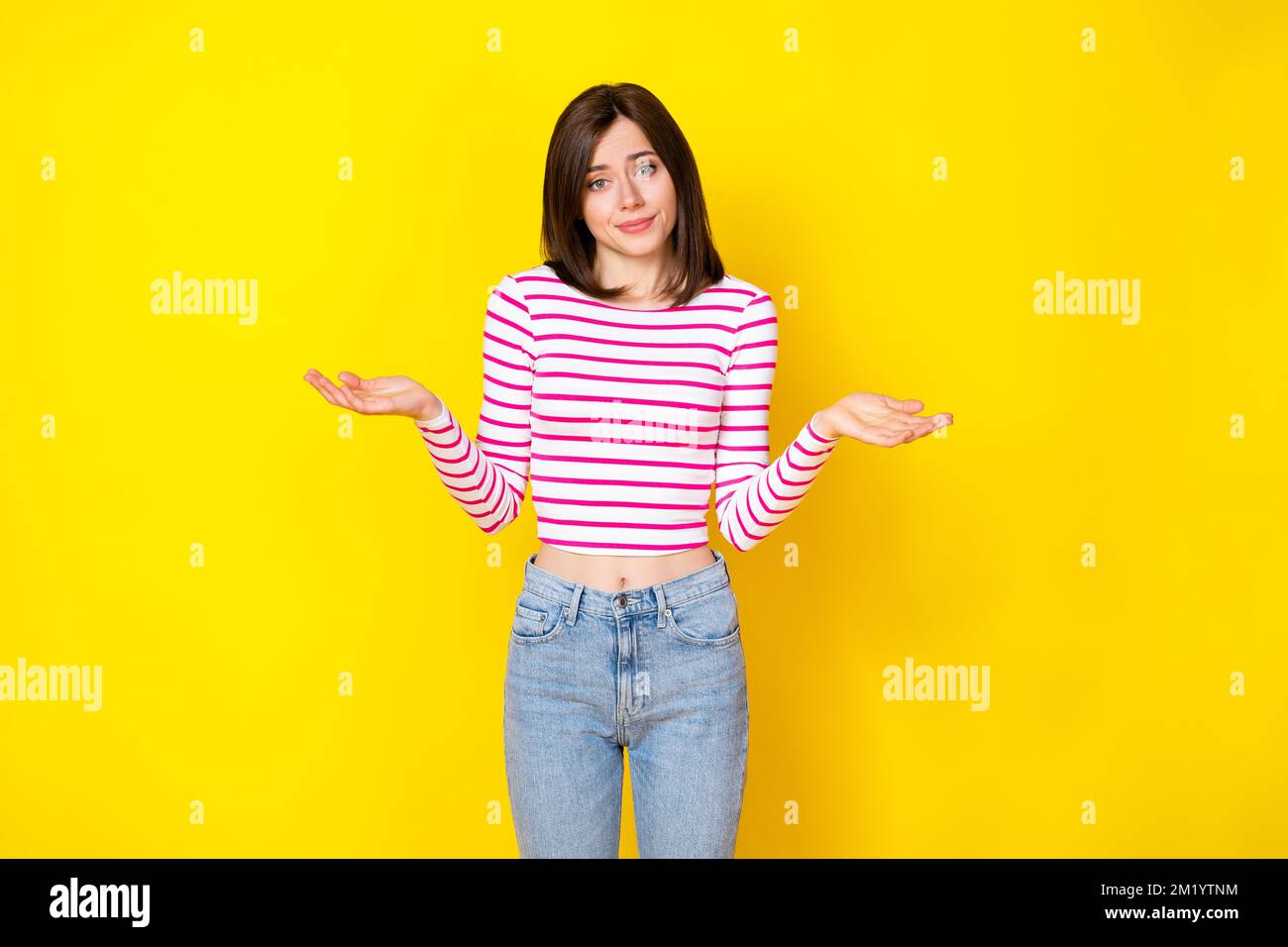 Das Porträtfoto einer jungen, attraktiven, süßen Frau verwirrte, wie man Geldprobleme löst, Schulden isoliert auf gelbem Hintergrund Stockfoto