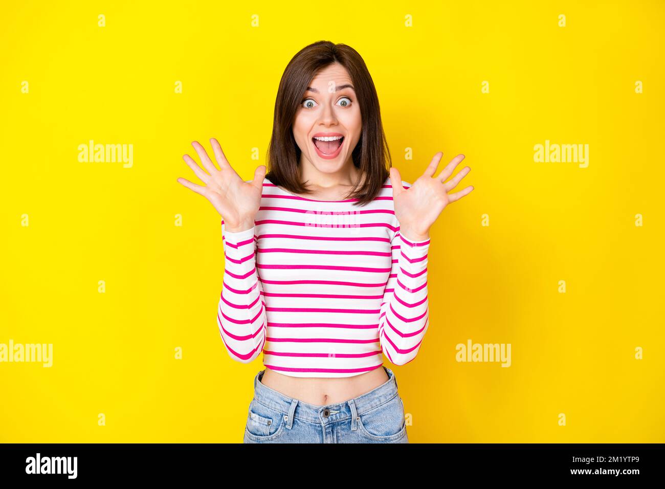 Porträtfoto einer jungen, verrückten, attraktiven Frau, die den Mund aufmacht und in die Kamera schaut, was passiert ist, isoliert auf gelbem Hintergrund Stockfoto