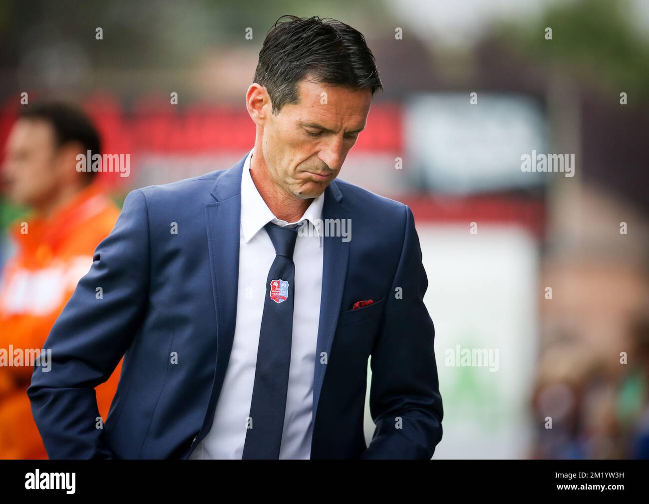 Mouscrons Cheftrainer Cedomir Janevski sieht während des Jupiler Pro League-Spiels zwischen Royal Mouscron Peruwelz und Standard de Liege am Samstag, den 15. August 2015, am 4. Tag der belgischen Fußballmeisterschaft deprimiert aus. Stockfoto