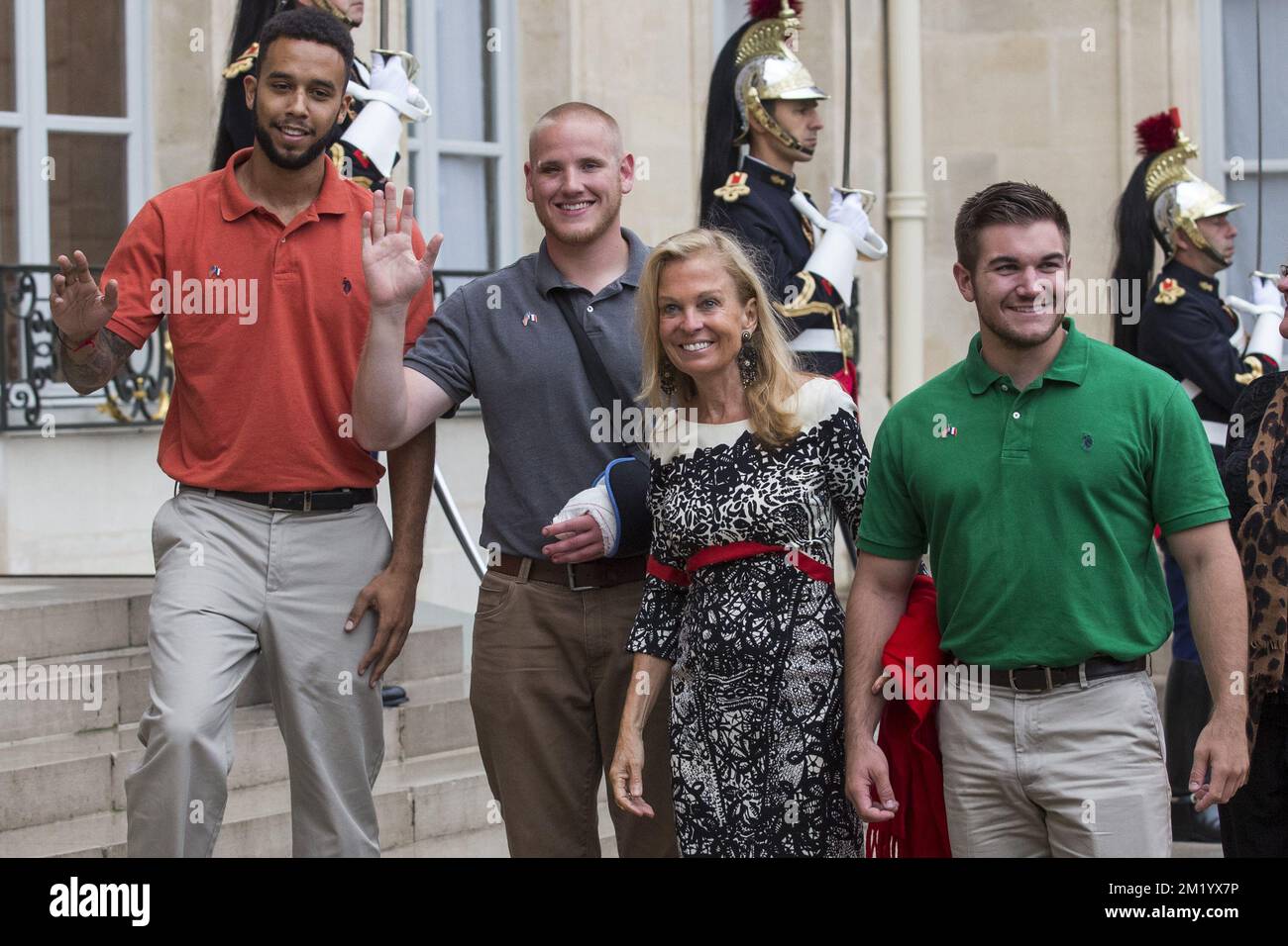 Anthony Sadler, Spencer Stone, US-Botschafterin in Frankreich, Jane Hartley und Alek Skarlatos treffen am Freitag, dem 24. August 2015, für einen Empfang am Elysee ein, der Residenz des französischen Präsidenten in Paris, für die Männer, die einen Schützen in einem Thalys-Zug überwältigt haben. Stockfoto