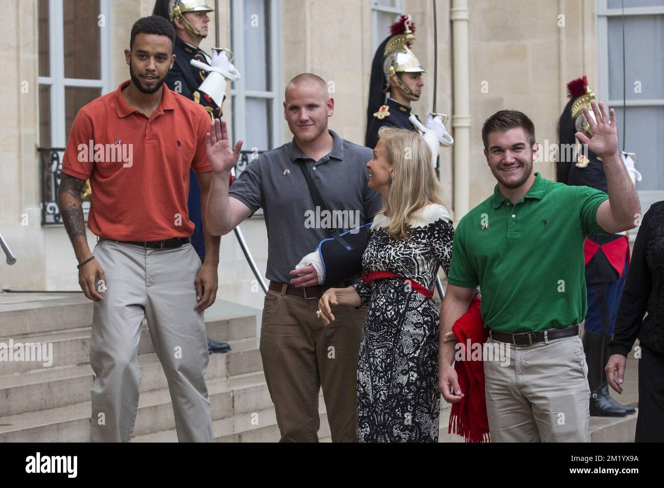 Anthony Sadler, Spencer Stone, US-Botschafterin in Frankreich, Jane Hartley und Alek Skarlatos treffen am Freitag, dem 24. August 2015, für einen Empfang am Elysee ein, der Residenz des französischen Präsidenten in Paris, für die Männer, die einen Schützen in einem Thalys-Zug überwältigt haben. Stockfoto