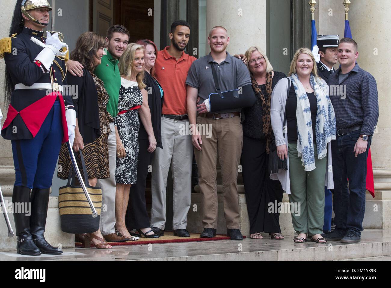 Alek Skarlatos (2L), US-Botschafterin in Frankreich Jane Hartley (3L), Anthony Sadler (3R), Spencer Stone (2R) kommen zu einem Empfang im Elysee, der Residenz des französischen Präsidenten in Paris, für die Männer, die einen Schützen in einem Thalys-Zug überwältigt haben, am Freitag, Montag, den 24. August 2015. Stockfoto