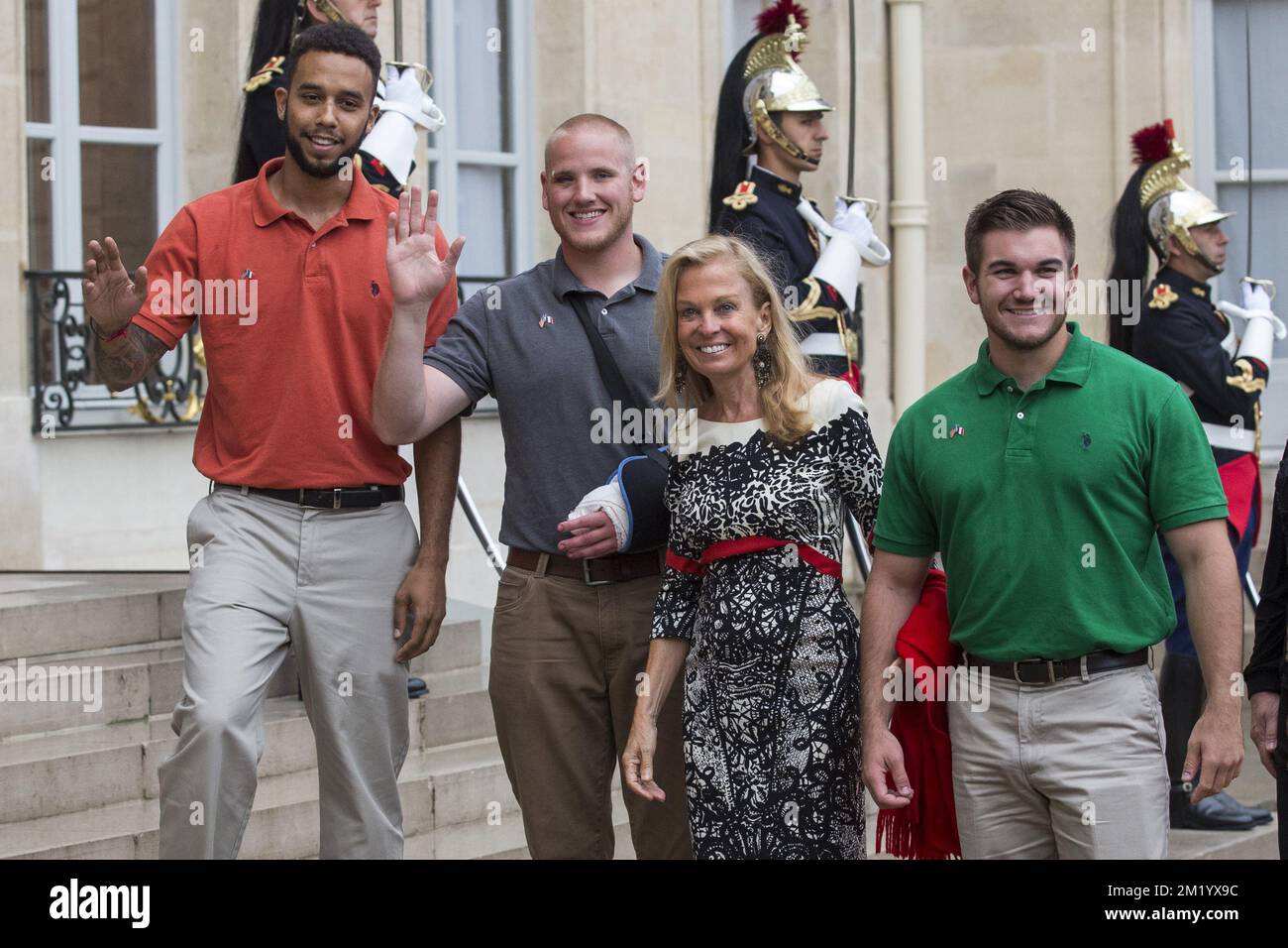 Anthony Sadler, Spencer Stone, US-Botschafterin in Frankreich, Jane Hartley und Alek Skarlatos treffen am Freitag, dem 24. August 2015, für einen Empfang am Elysee ein, der Residenz des französischen Präsidenten in Paris, für die Männer, die einen Schützen in einem Thalys-Zug überwältigt haben. Stockfoto