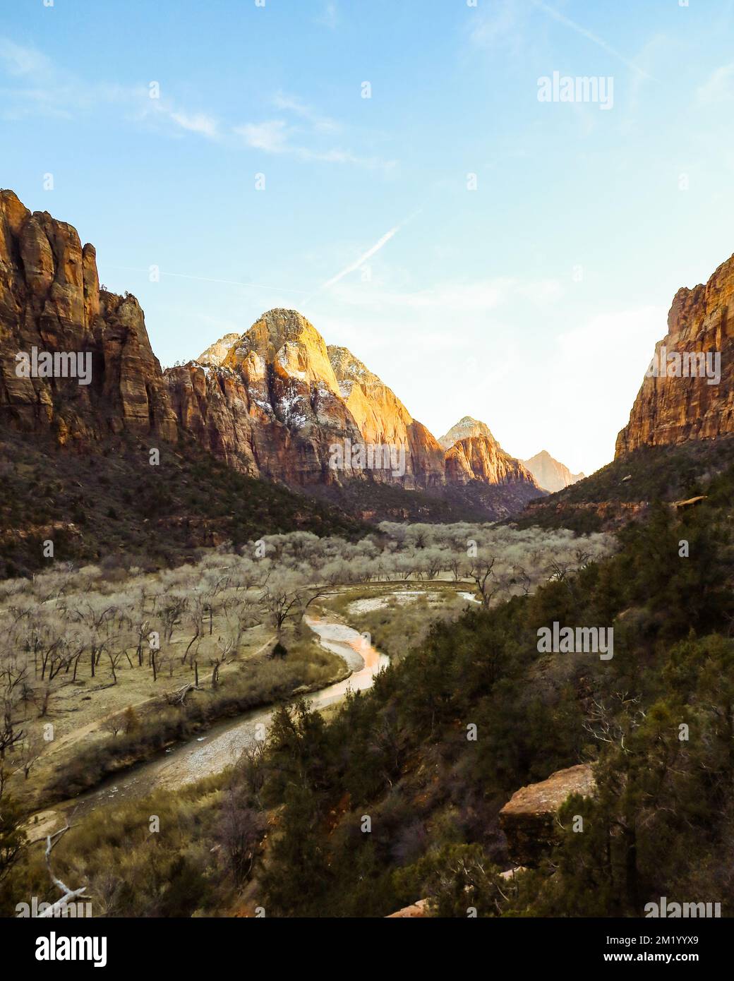 Blick auf das Tal des Zion-Nationalparks mit Sonnenlicht auf den roten Felsen Stockfoto
