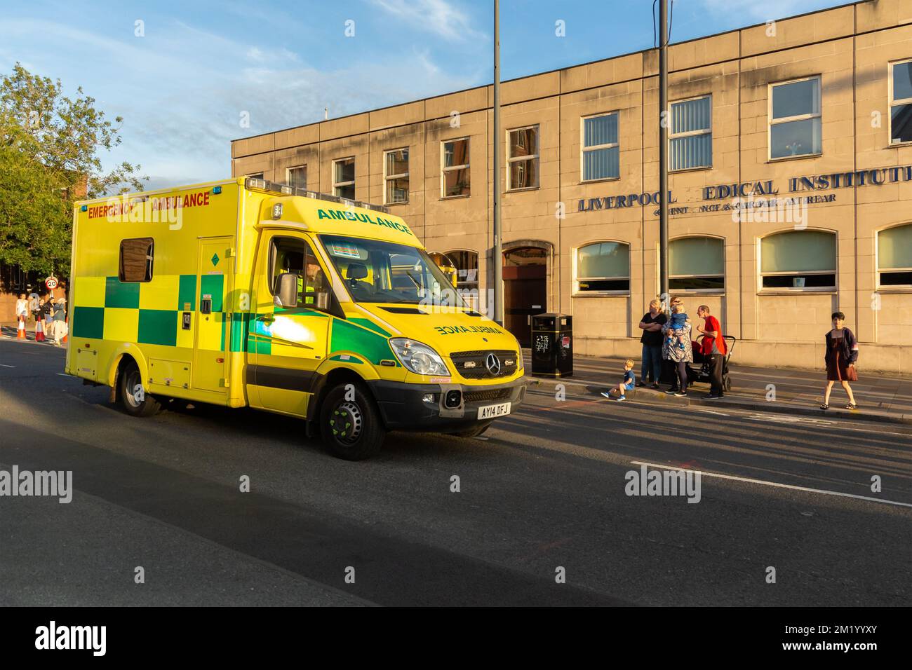 Liverpool, Vereinigtes Königreich: Krankenwagen auf Mount Pleasant, fährt vorbei an der medizinischen Einrichtung Stockfoto