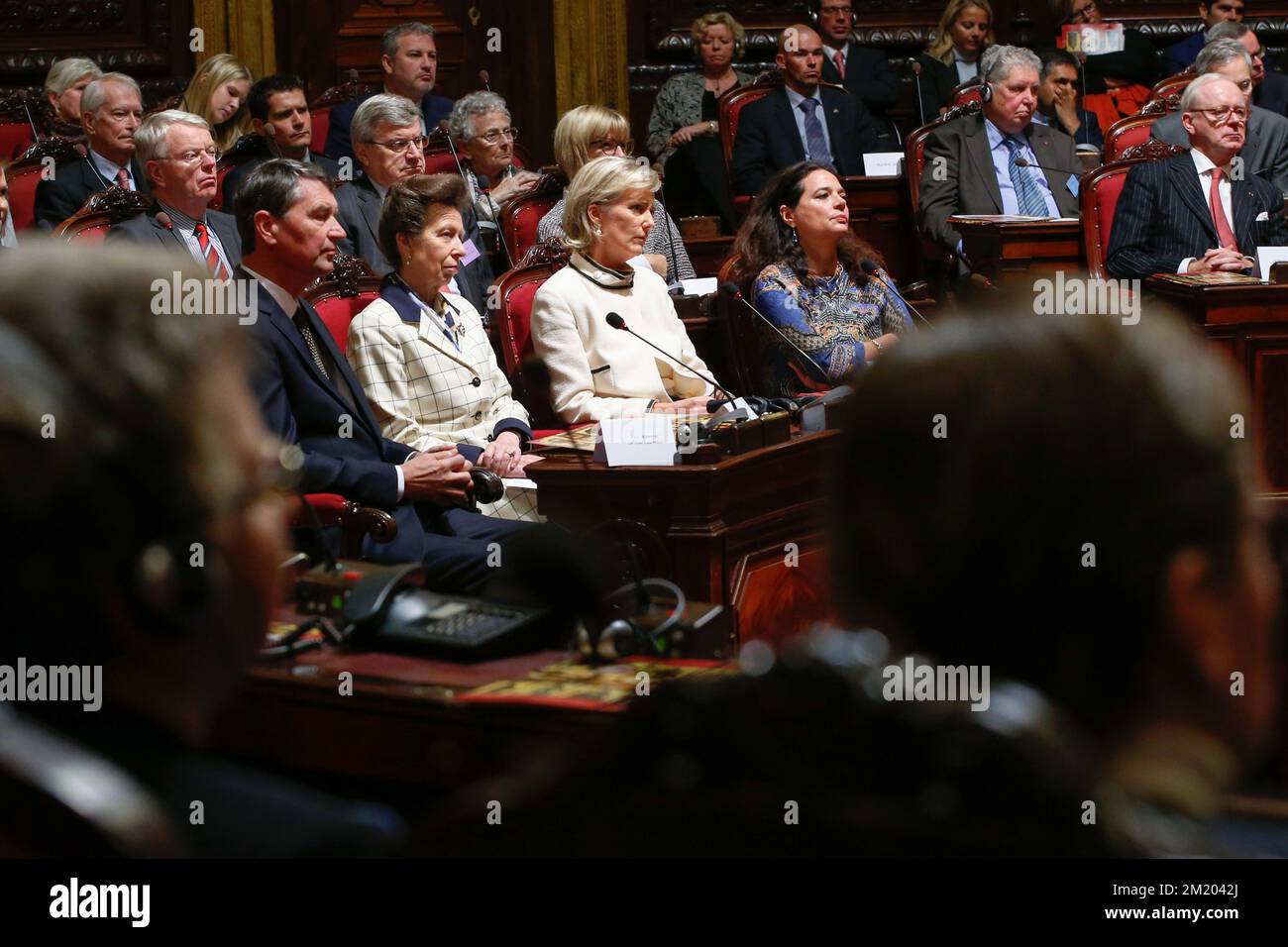 20151012 - BRÜSSEL, BELGIEN: Vizeadmiral Sir Timothy Tim Laurence, britische Prinzessin Anne, Prinzessin Royal, Prinzessin Astrid von Belgien und Senatsvorsitzende Christine Defraigne, die während einer Zeremonie im Senat zu Ehren von Edith Cavell in Brüssel, Teil der Feierlichkeiten zum 100. Todestag von Edith Cavell, Montag, 12. Oktober 2015. Die britische Krankenschwester Edith Cavell wurde vor hundert Jahren von der Deutschen während des 1. Weltkriegs getötet. Edith Cavell wird dafür gefeiert, dass er das Leben von Soldaten beider Seiten ohne Diskriminierung rettete und etwa 200 alliierten Soldaten bei der Flucht aus der deutschen regierung half Stockfoto