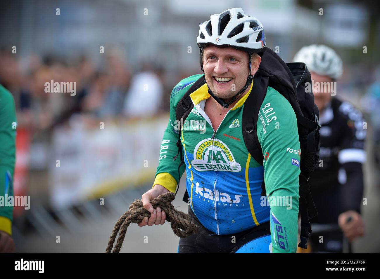 20151024 Uhr - KRUIBEKE, BELGIEN: Belgischer Bart Wellens überquert die Ziellinie beim „BV-Cross“-Rennen für Prominente bei der dritten Ausgabe des „Poldercross“-Radrennens in Bazel, Kruibeke, Samstag, den 24. Oktober 2015. BELGA FOTO DAVID STOCKMAN Stockfoto