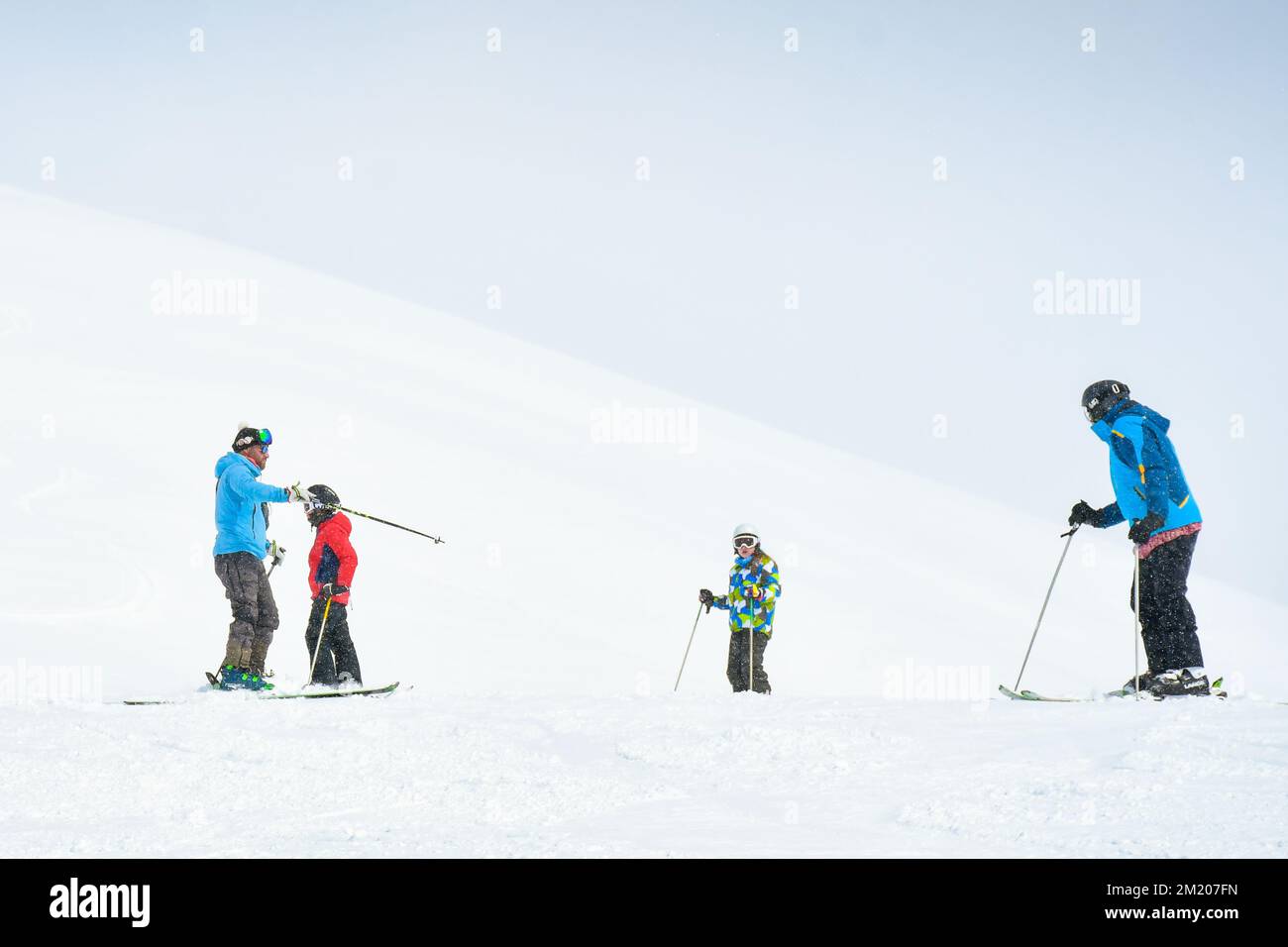Gudauri, Georgia - 24.. januar 2022: Weißer Skilehrer, der Skifamilie zwei Kinder und Vater Anfänger im Skigebiet Gudauri unterrichtet. Stockfoto
