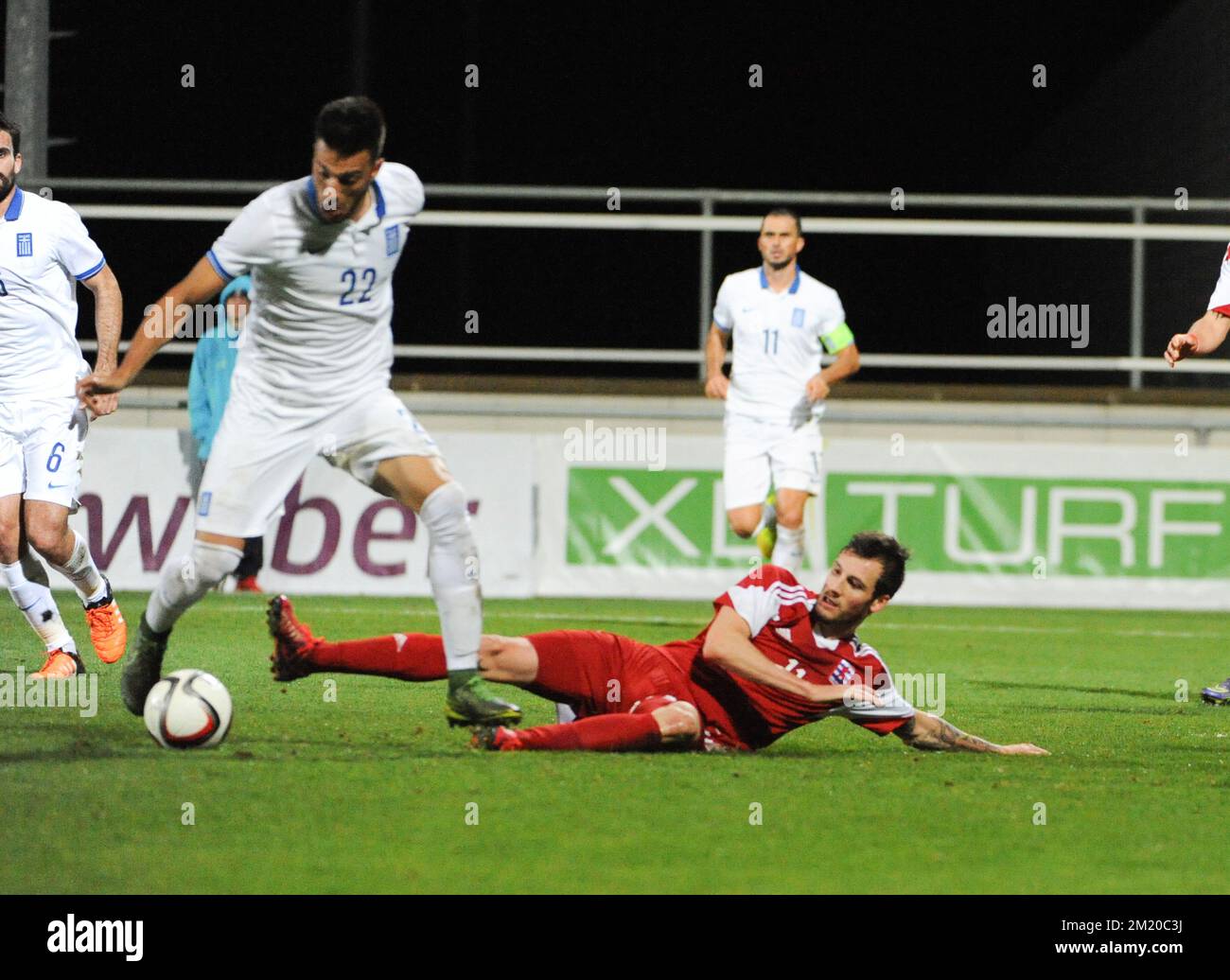 20151113 - DIFFERDANGE, LUXEMBURG: Griechenlands Andreas Samaris und Luxemburgs Stefano Bensi kämpfen um den Ball während eines freundlichen Fußballspiels zwischen der luxemburgischen Nationalmannschaft und Griechenland, Freitag, den 13. November 2015, in Differdange, Luxemburg. BELGA FOTO SOPHIE KIP Stockfoto