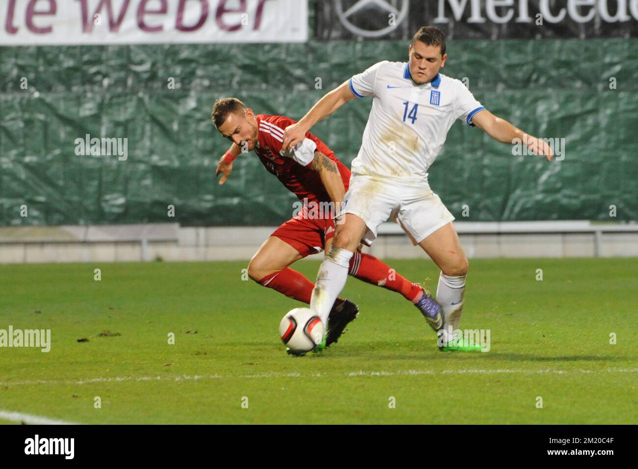 20151113 - DIFFERDANGE, LUXEMBURG: Kyriakos Papadopoulos (R) in Griechenland kämpft um den Ball während eines freundlichen Fußballspiels zwischen der luxemburgischen Nationalmannschaft und Griechenland, Freitag, den 13. November 2015, in Differdange, Luxemburg. BELGA FOTO SOPHIE KIP Stockfoto