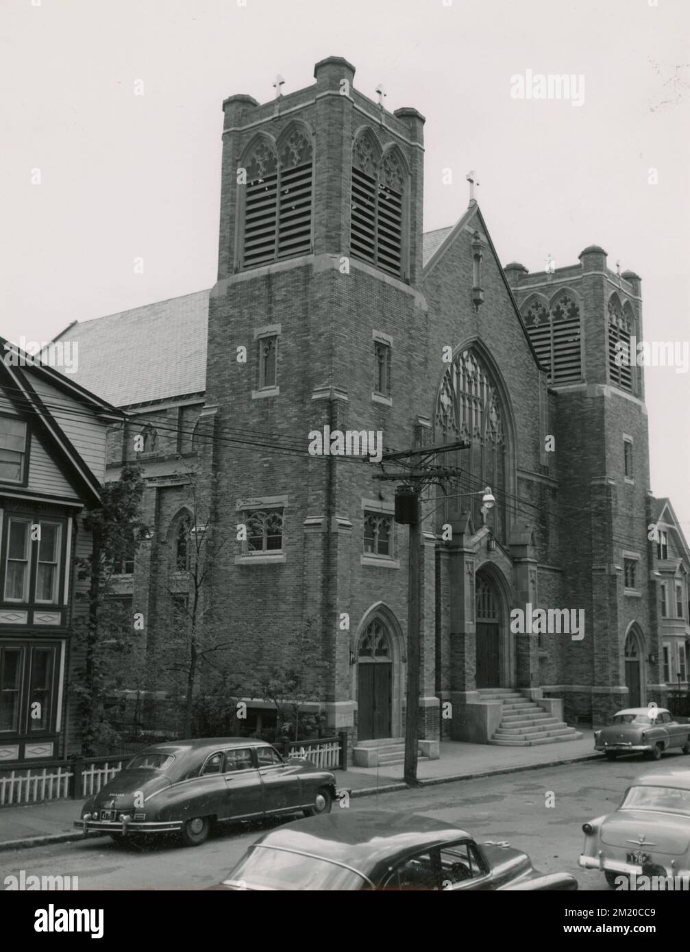 Bradford St. in der Nähe der Franklin St. , Kirchen, Automobiles, St. Francis von Assisi Church Lawrence, Mass. Lawrence Stockfoto