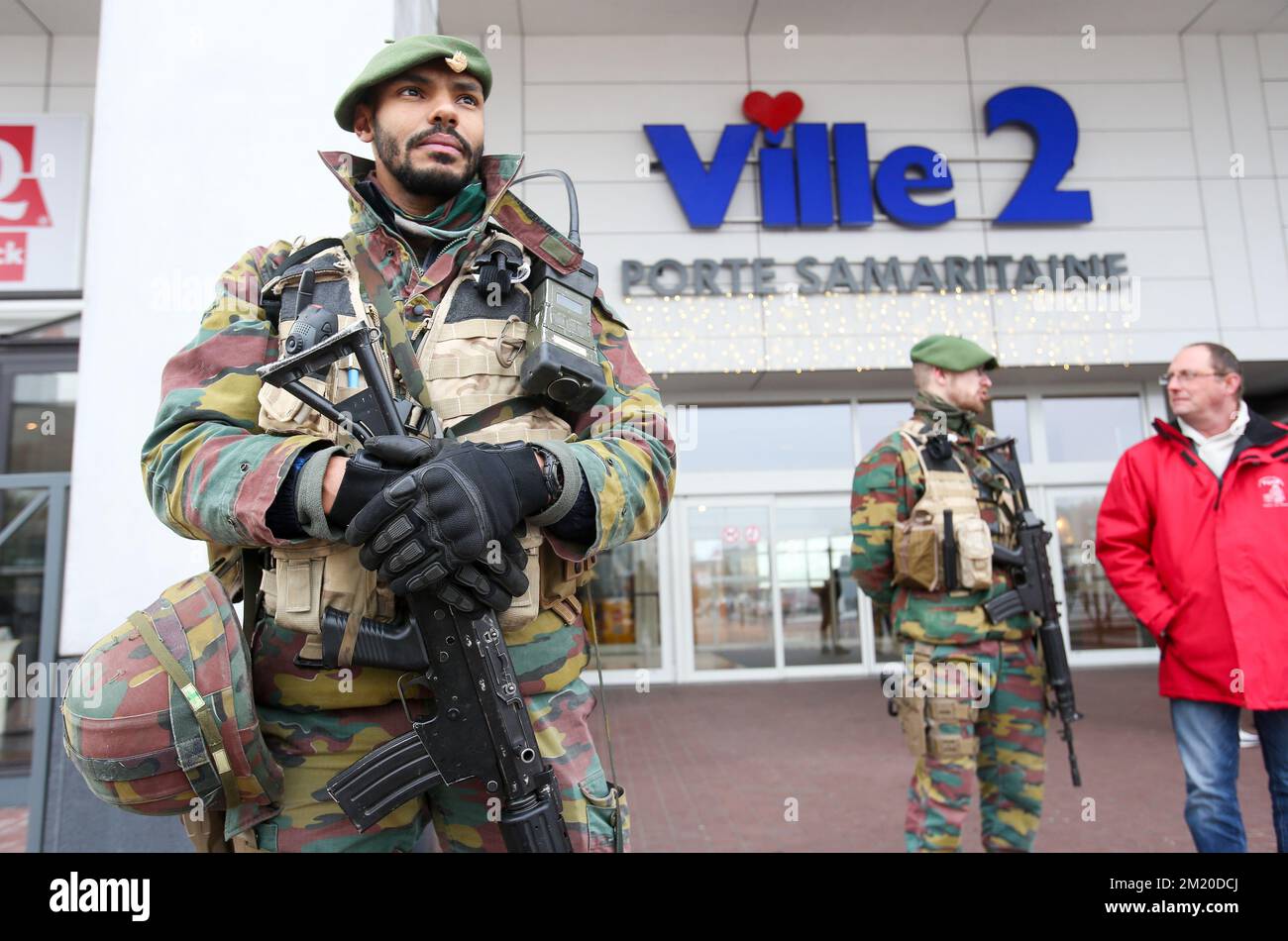 20151123 - CHARLEROI, BELGIEN: Abbildung zeigt Soldaten vor dem Gewerbezentrum Ville 2 in Charleroi und Vertreter der sozialistischen Gewerkschaft (rot), die Sensibilisierungsmaßnahmen in einen Aufruf zum 24-Stunden-Streik am Montag, den 23. November 2015, aufnehmen. Die terroristische Bedrohung wird auf Ebene 3 gehalten, außer in Brüssel, wo sie auf Ebene 4 liegt. Die Großstädte baten das Militär um Hilfe bei der Sicherung der sensiblen Orte. BELGA PHOTO VIRGINIE LEFOUR Stockfoto
