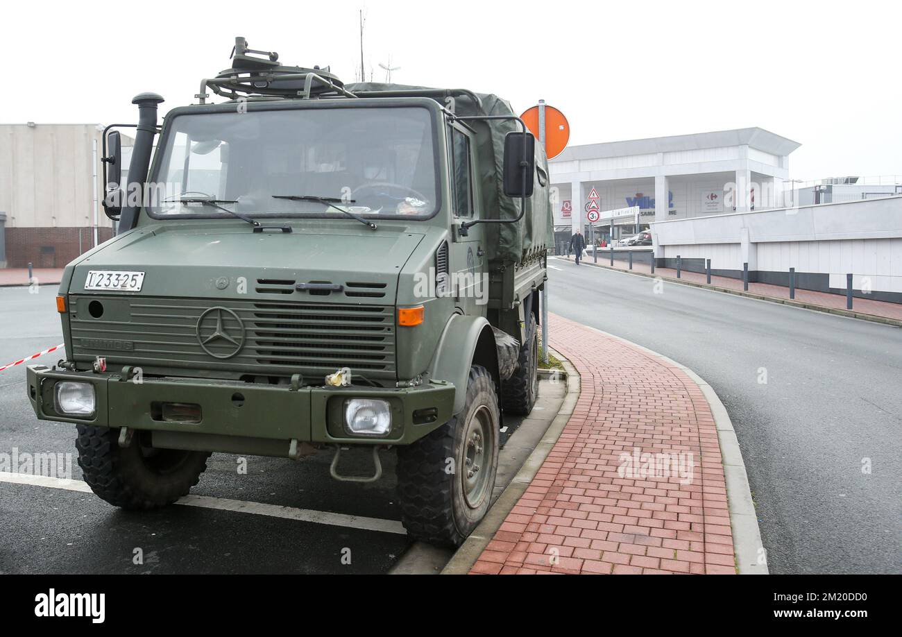 20151123 Uhr - CHARLEROI, BELGIEN: Abbildung zeigt ein Fahrzeug, das außerhalb des Handelszentrums Ville 2 in Charleroi gesehen wurde, Montag, 23. November 2015. Die terroristische Bedrohung wird auf Ebene 3 gehalten, außer in Brüssel, wo sie auf Ebene 4 liegt. Die Großstädte baten das Militär um Hilfe bei der Sicherung der sensiblen Orte. BELGA PHOTO VIRGINIE LEFOUR Stockfoto