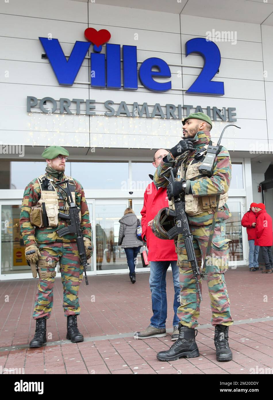 20151123 - CHARLEROI, BELGIEN: Abbildung zeigt Soldaten vor dem Gewerbezentrum Ville 2 in Charleroi und Vertreter der sozialistischen Gewerkschaft (rot), die Sensibilisierungsmaßnahmen in einen Aufruf zum 24-Stunden-Streik am Montag, den 23. November 2015, aufnehmen. Die terroristische Bedrohung wird auf Ebene 3 gehalten, außer in Brüssel, wo sie auf Ebene 4 liegt. Die Großstädte baten das Militär um Hilfe bei der Sicherung der sensiblen Orte. BELGA PHOTO VIRGINIE LEFOUR Stockfoto