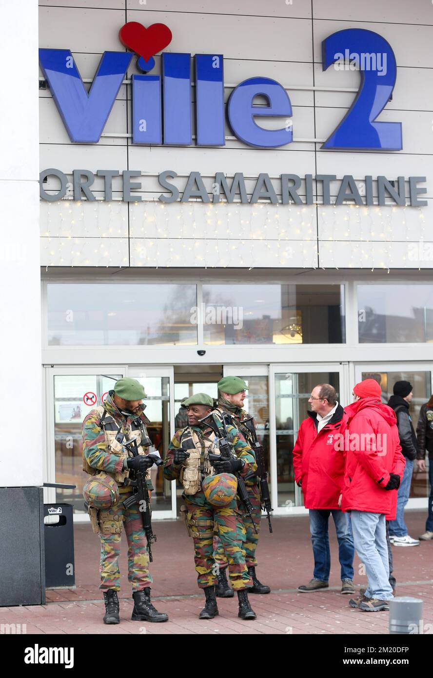 20151123 - CHARLEROI, BELGIEN: Abbildung zeigt Soldaten vor dem Gewerbezentrum Ville 2 in Charleroi und Vertreter der sozialistischen Gewerkschaft (rot), die Sensibilisierungsmaßnahmen in einen Aufruf zum 24-Stunden-Streik am Montag, den 23. November 2015, aufnehmen. Die terroristische Bedrohung wird auf Ebene 3 gehalten, außer in Brüssel, wo sie auf Ebene 4 liegt. Die Großstädte baten das Militär um Hilfe bei der Sicherung der sensiblen Orte. BELGA PHOTO VIRGINIE LEFOUR Stockfoto