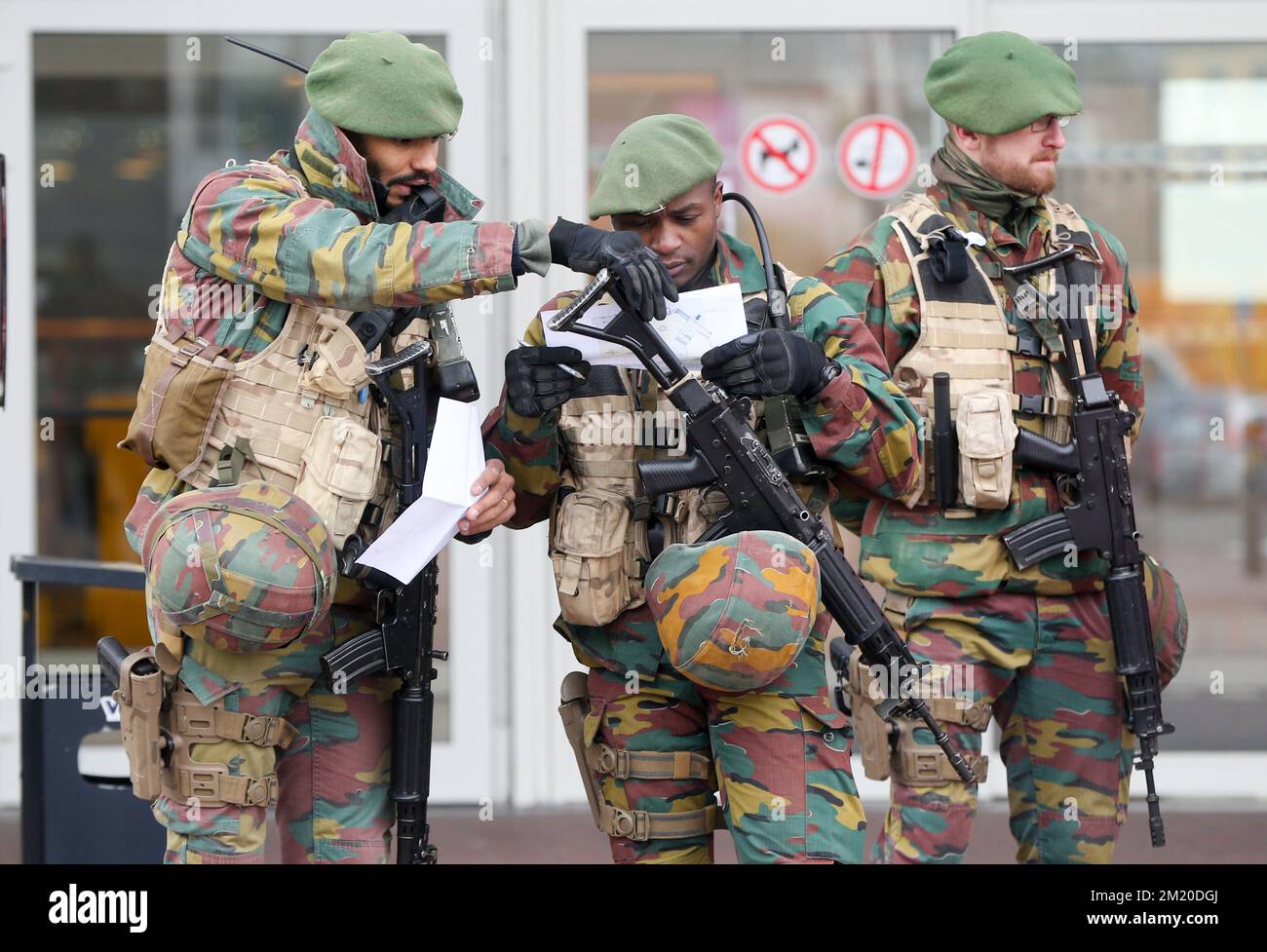 20151123 Uhr - CHARLEROI, BELGIEN: Abbildung zeigt Soldaten, die vor dem Gewerbezentrum Ville 2 in Charleroi am Montag, den 23. November 2015 auf eine Karte schauen. Die terroristische Bedrohung wird auf Ebene 3 gehalten, außer in Brüssel, wo sie auf Ebene 4 liegt. Die Großstädte baten das Militär um Hilfe bei der Sicherung der sensiblen Orte. BELGA PHOTO VIRGINIE LEFOUR Stockfoto