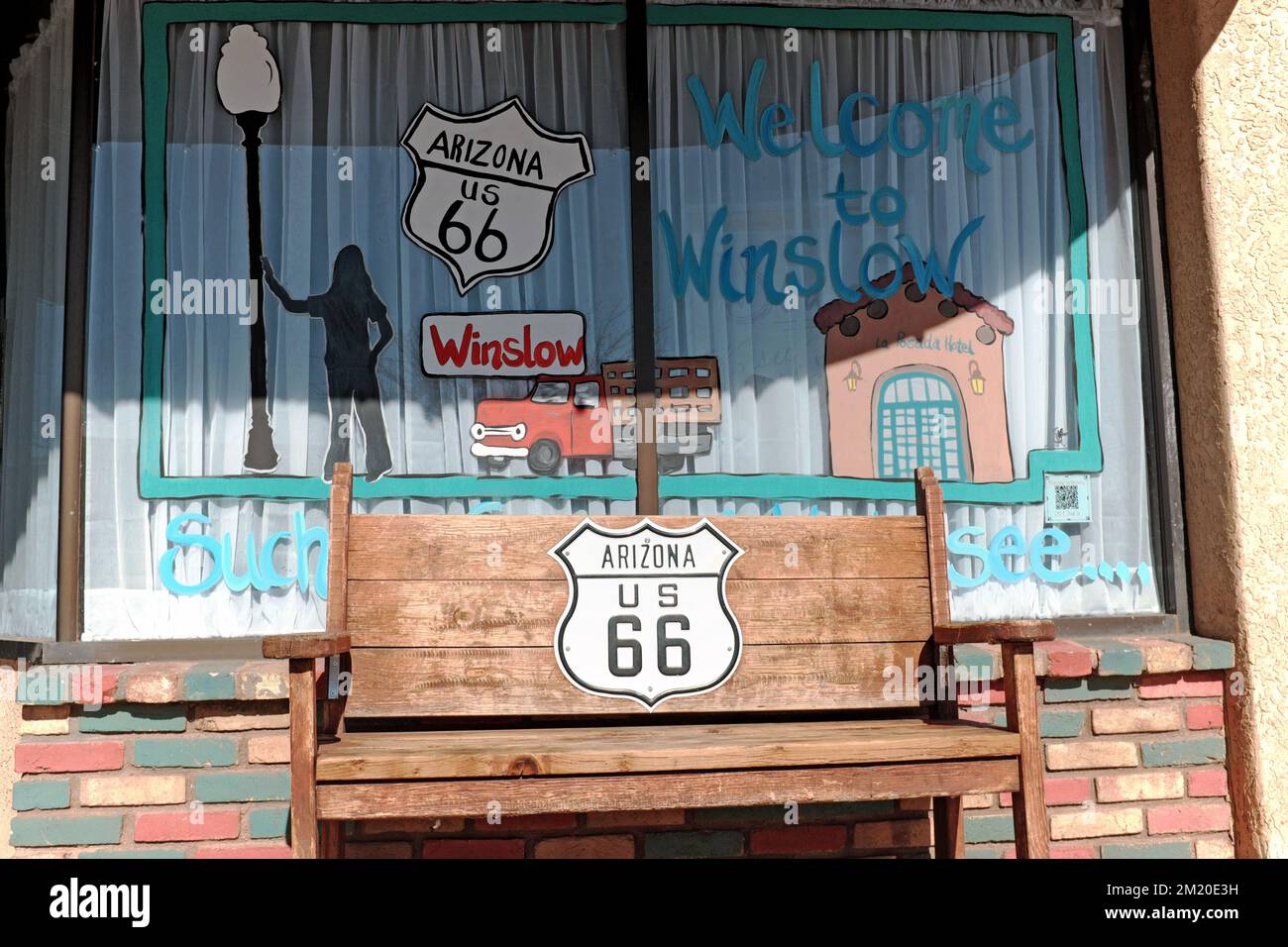 Willkommen in Winslow und Zeichnungen von Sehenswürdigkeiten wie der Route 66 sind an den Fenstern eines Unternehmens in der Innenstadt von Winslow, Arizona, geschrieben. Stockfoto